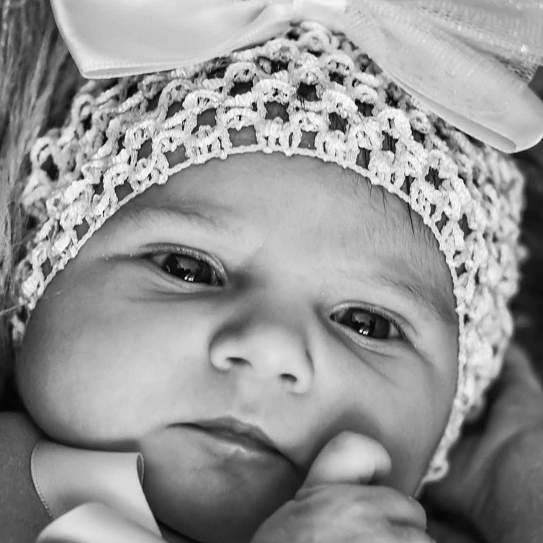 Milennah a rejoint le concours — aidez-le/la à gagner de superbes lots ! adorable, baby, baby_clothing, black_and_white, bow, child, close_up, cute, expression, eyes, face, hand, headband, infant, innocence, newborn, portrait, skin, soft, young