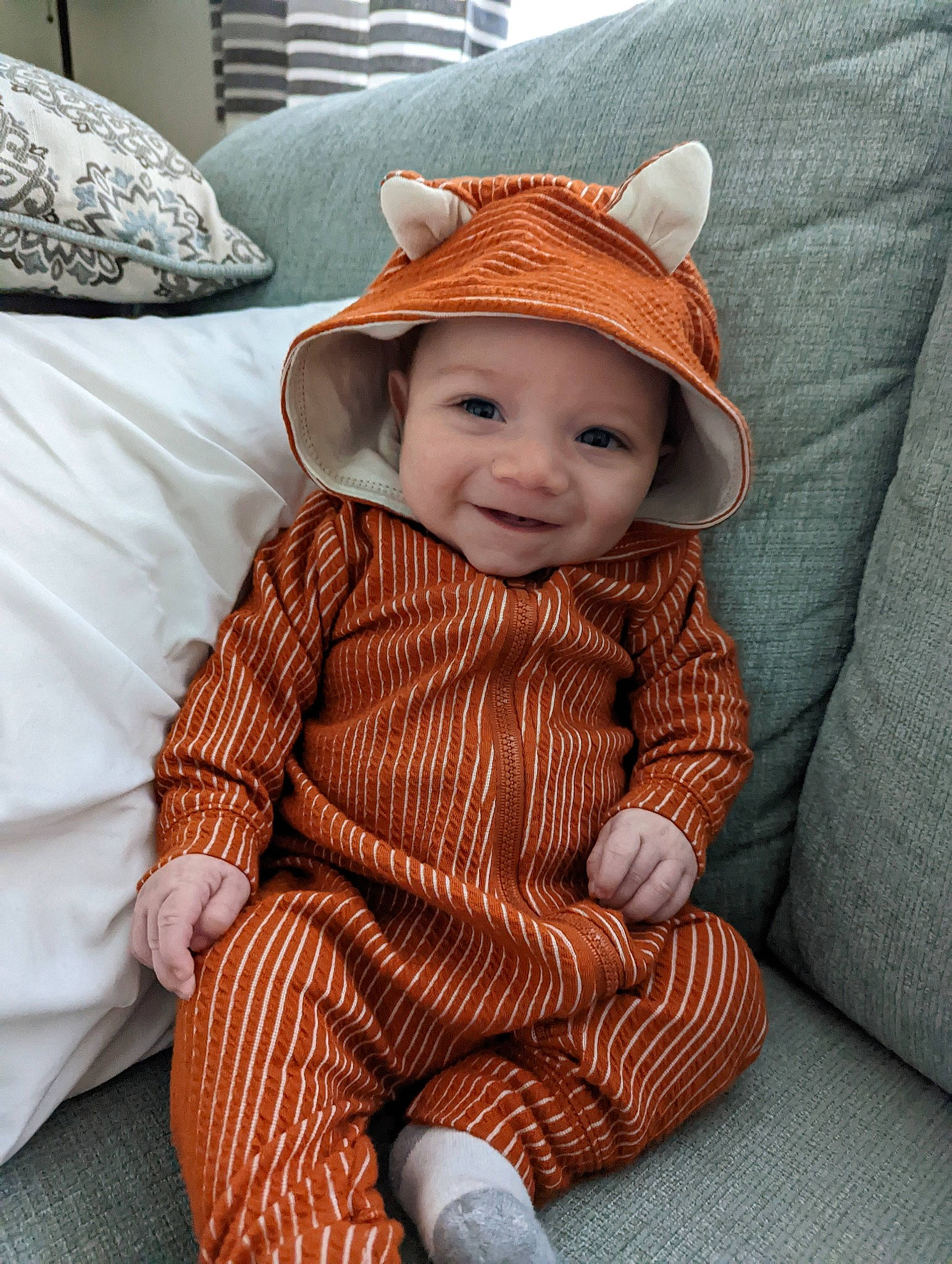 Ej is registered to the contest to win money with this photo: baby, baby_toddler_clothing, cap, comfort, eye, face, grass, happy, hat, head, headgear, headwear, human_body, iris, joy, lip, person, skin, sleeve, smile