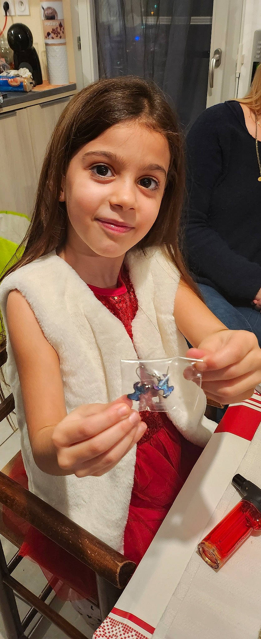 Maelya a rejoint le concours — aidez-le/la à gagner de superbes lots ! beauty, bracelet, chair, child, event, eyelash, fashion_design, formal_wear, fun, happy, jewellery, joy, nail, necklace, person, plastic_bottle, sitting, skin, smile, tableware