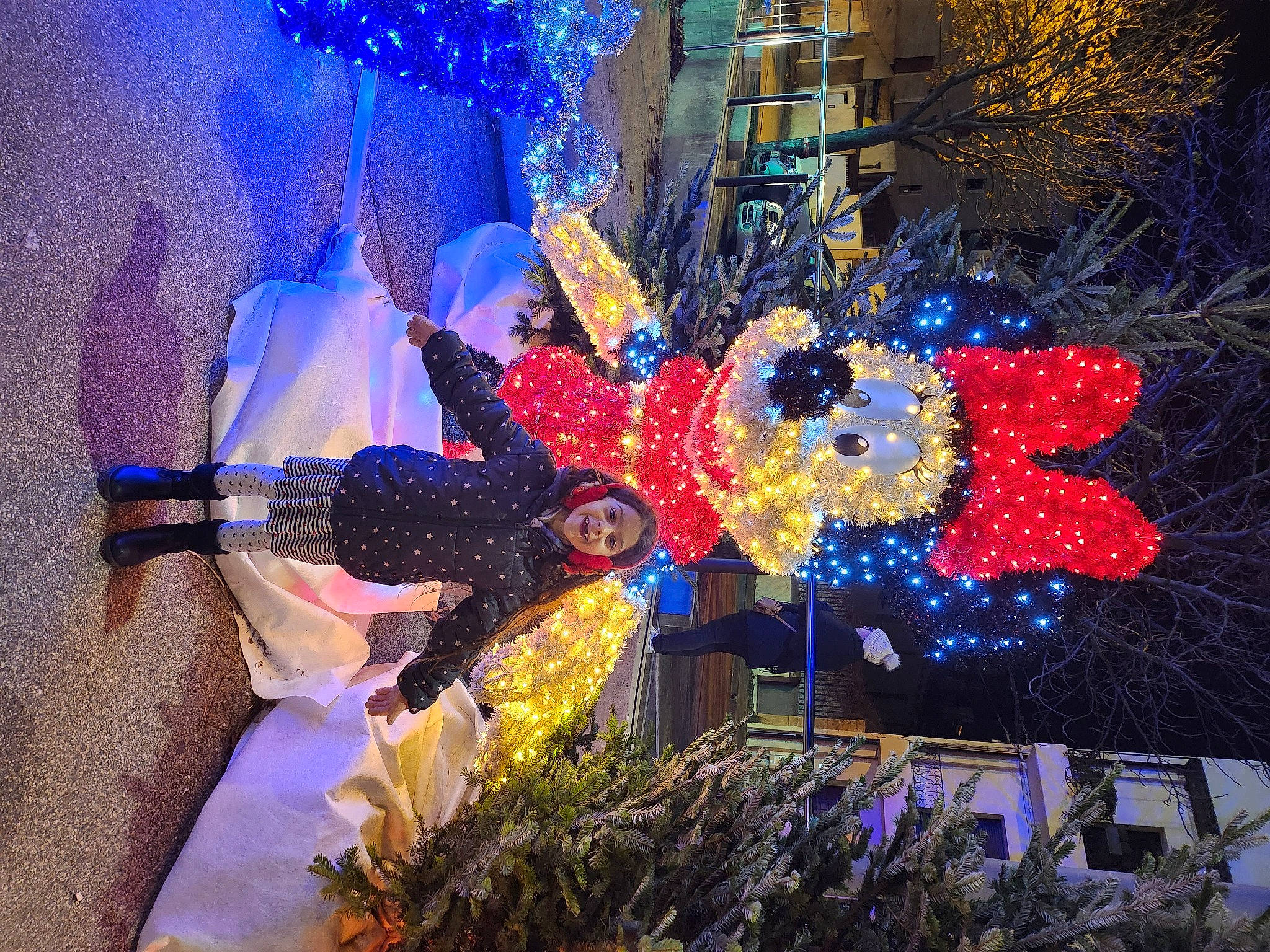 Maelya a rejoint le concours — aidez-le/la à gagner de superbes lots ! art, christmas, christmas_decoration, christmas_eve, christmas_lights, christmas_ornament, decoration, electric_blue, event, fun, holiday, joy, light, ornament, person, plant, purple, space, tradition, tree