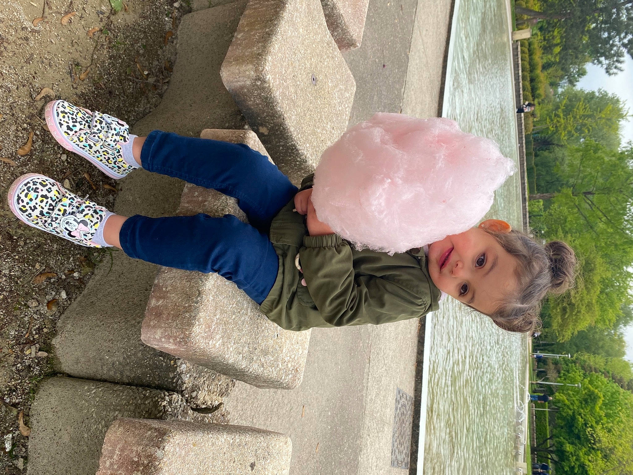 Ayna a rejoint le concours — aidez-le/la à gagner de superbes lots ! child, concrete, denim, foot, footwear, fun, grass, human_leg, leisure, people_in_nature, person, road_surface, shadow, sidewalk, street_fashion, toddler, tree, walking_shoe