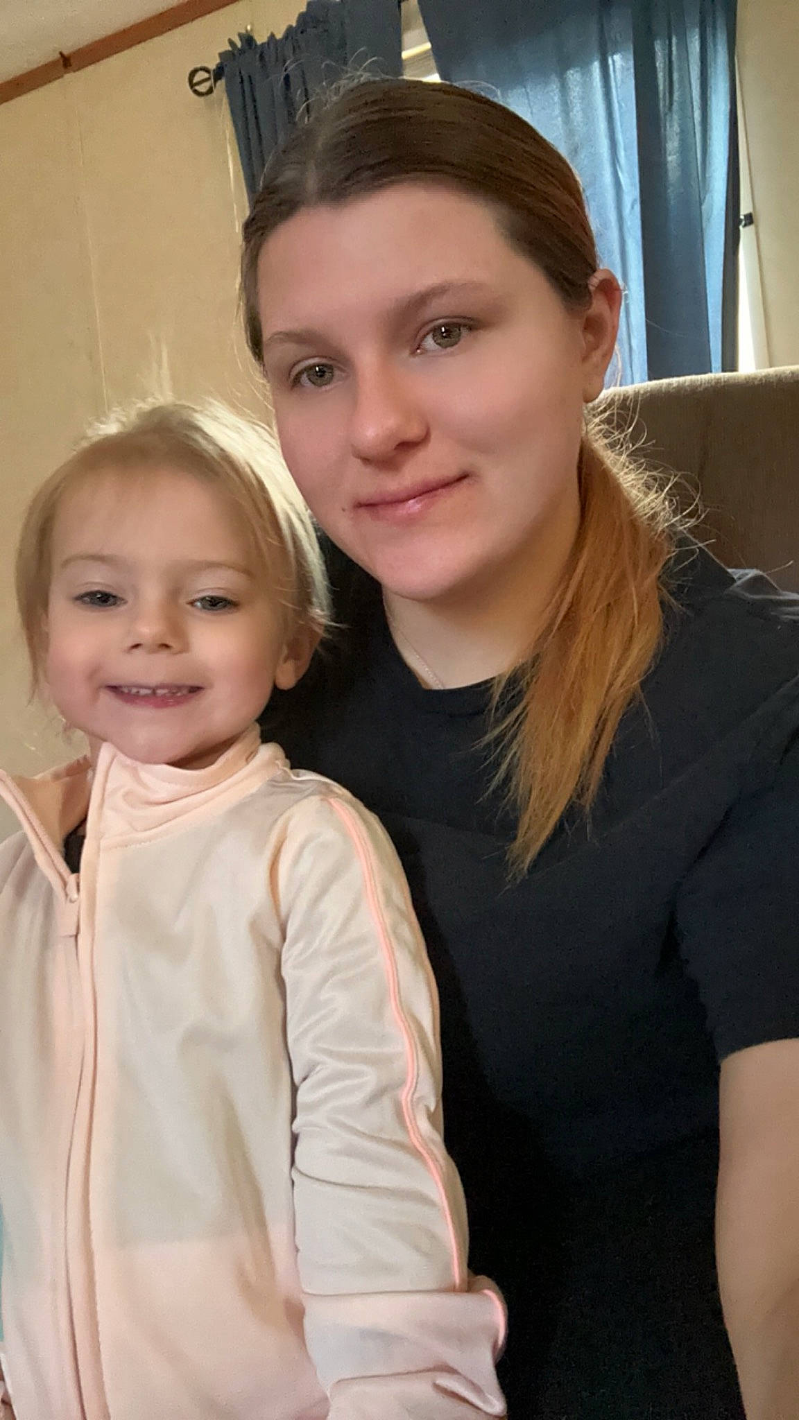 Ariya is registered to the contest to win money with this photo: cheek, chin, eye, eyebrow, eyelash, face, fun, gesture, hair, hairstyle, happy, head, iris, joint, joy, lip, mammal, person, shoulder, skin