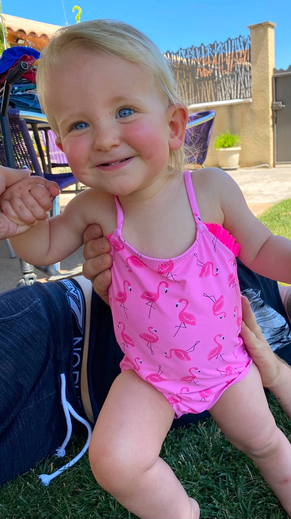 Léana participe au concours pour gagner de l'argent avec cette photo : blue, clothing, face, facial_expression, finger, hair, hairstyle, hand, happy, head, human_body, joint, joy, leg, mouth, muscle, neck, person, shoulder, skin