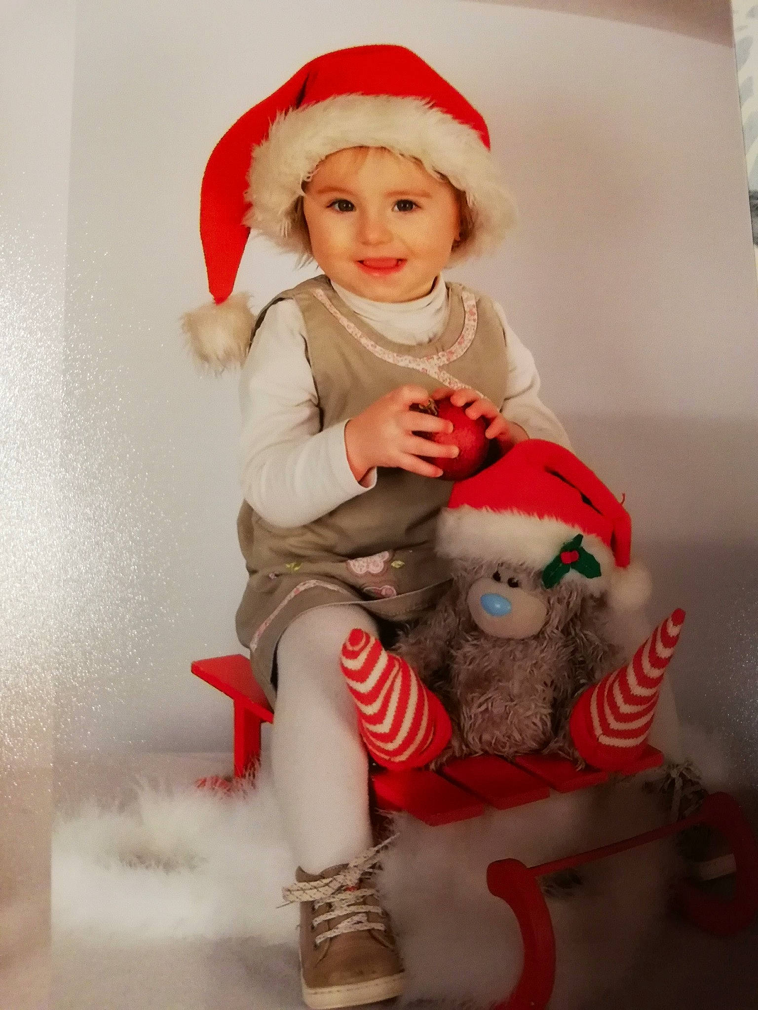 Célia participe au concours pour gagner de l'argent avec cette photo : child, christmas, christmas_decoration, christmas_ornament, costume, fictional_character, headwear, holiday, joy, lap, person, product, santa_claus, toddler