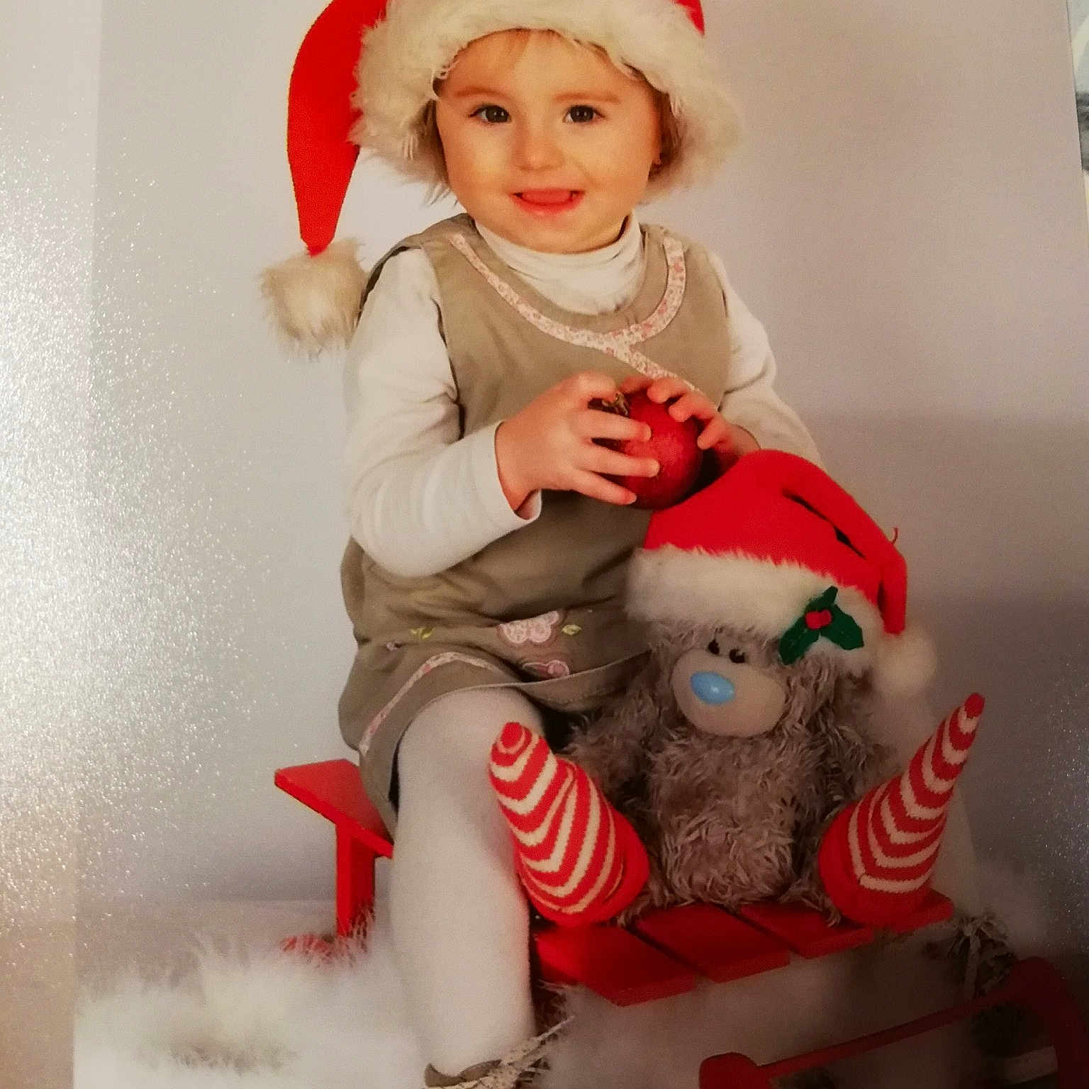 Célia participe au concours pour gagner de l'argent avec cette photo : child, christmas, christmas_decoration, christmas_ornament, costume, fictional_character, headwear, holiday, joy, lap, person, product, santa_claus, toddler