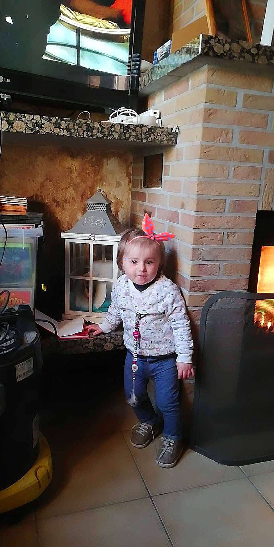 Célia participe au concours pour gagner de l'argent avec cette photo : car, child, fun, house, person, product, toddler