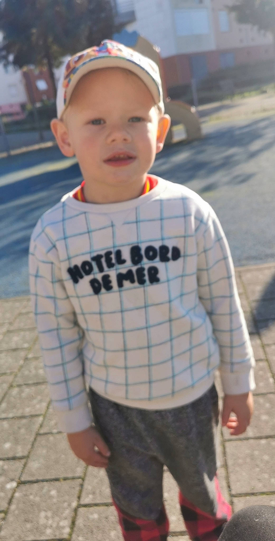 Timeo a rejoint le concours — aidez-le/la à gagner de superbes lots ! cool, face, facial_expression, fun, grey, hairstyle, happy, head, headgear, headwear, pattern, people, person, photograph, plaid, sleeve, snapshot, standing, street_fashion, t_shirt