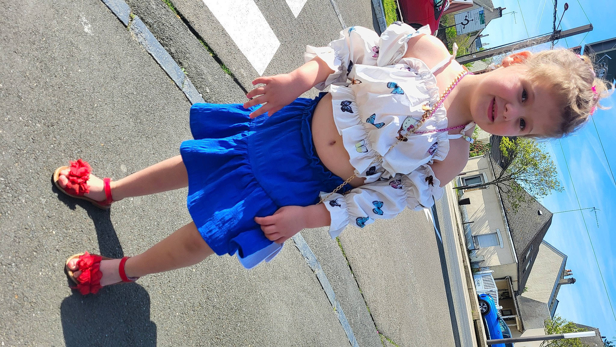 Louane a rejoint le concours — aidez-le/la à gagner de superbes lots ! azure, baby, baby_toddler_clothing, blue, child, electric_blue, event, fun, happy, human_leg, knee, leisure, person, photograph, recreation, shorts, sky, sock, thigh, toddler