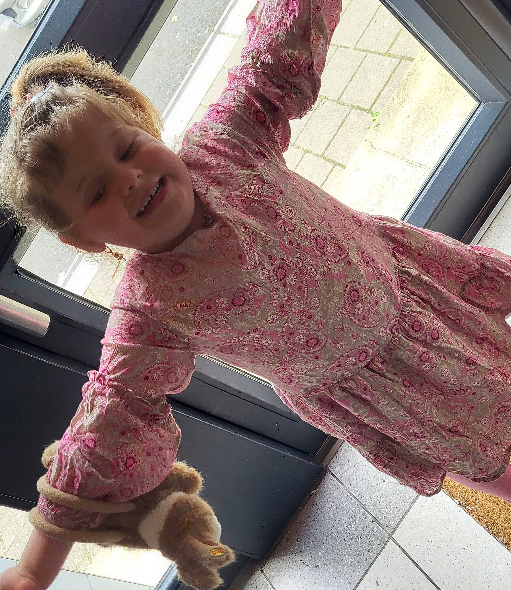 Louane a rejoint le concours — aidez-le/la à gagner de superbes lots ! baby_toddler_clothing, cool, finger, hand, happy, human_body, human_leg, joint, joy, leg, magenta, neck, person, pink, shoulder, sleeve, smile, sportswear, standing, thigh