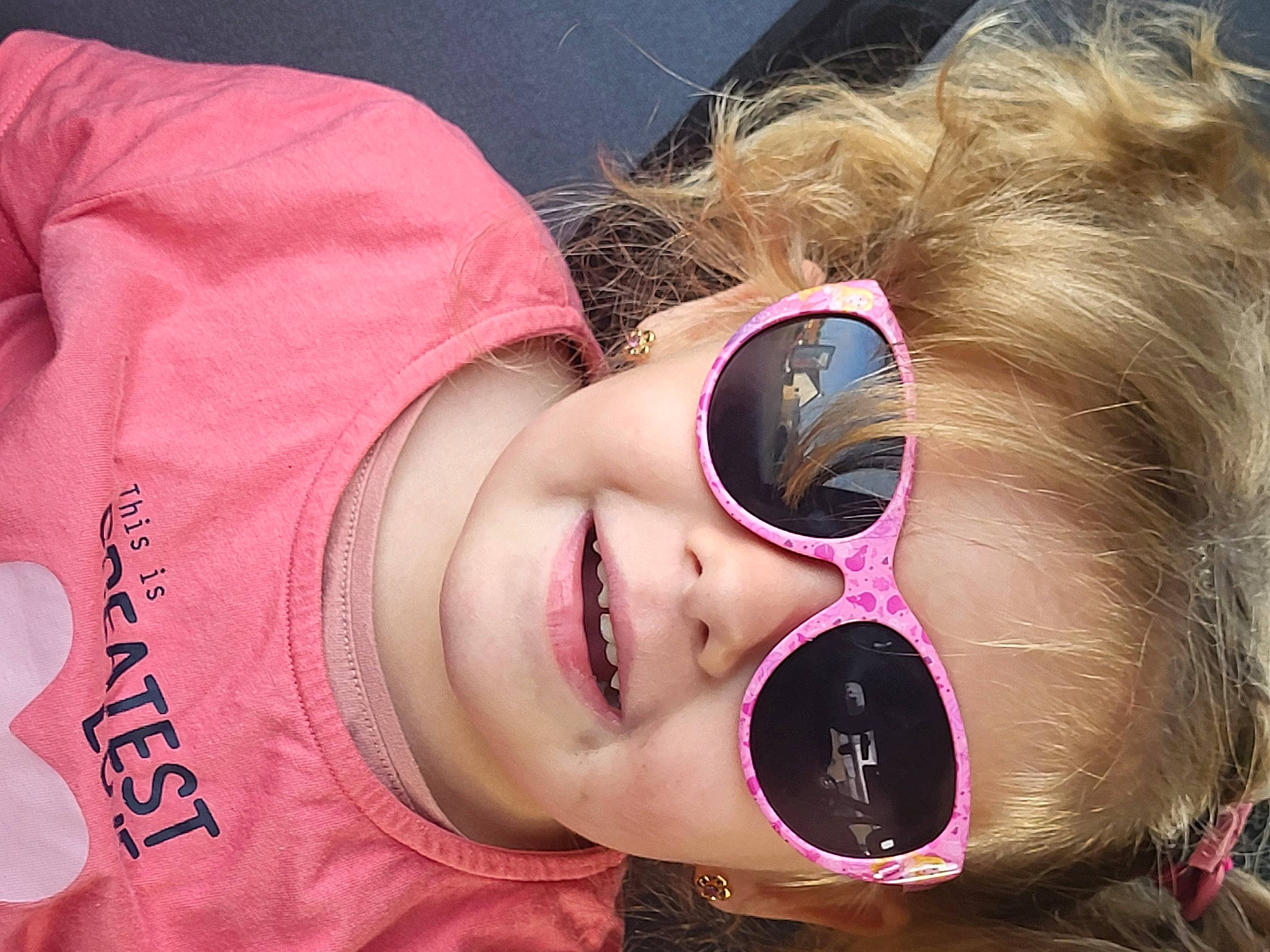 Louane a rejoint le concours — aidez-le/la à gagner de superbes lots ! cheek, chin, eye_glass_accessory, eyebrow, eyelash, eyewear, face, facial_expression, glasses, goggles, head, lip, mouth, nose, person, pink, skin, sleeve, sunglasses, vision_care