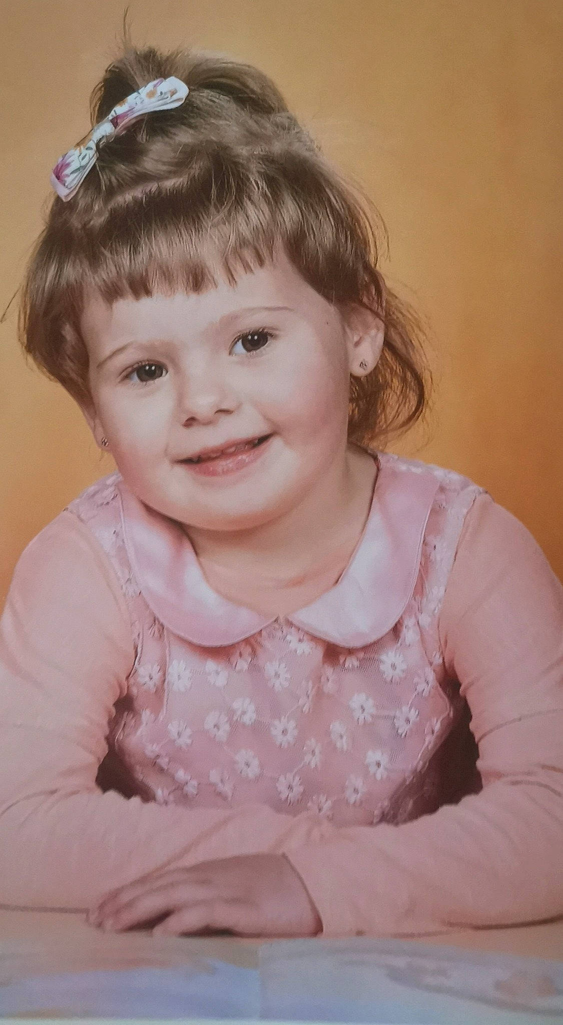 Louane participe au concours pour gagner de l'argent avec cette photo : baby_toddler_clothing, cheek, chin, eye, eyebrow, face, facial_expression, flash_photography, hair, hairstyle, happy, head, human, iris, joy, neck, organ, person, skin, sleeve