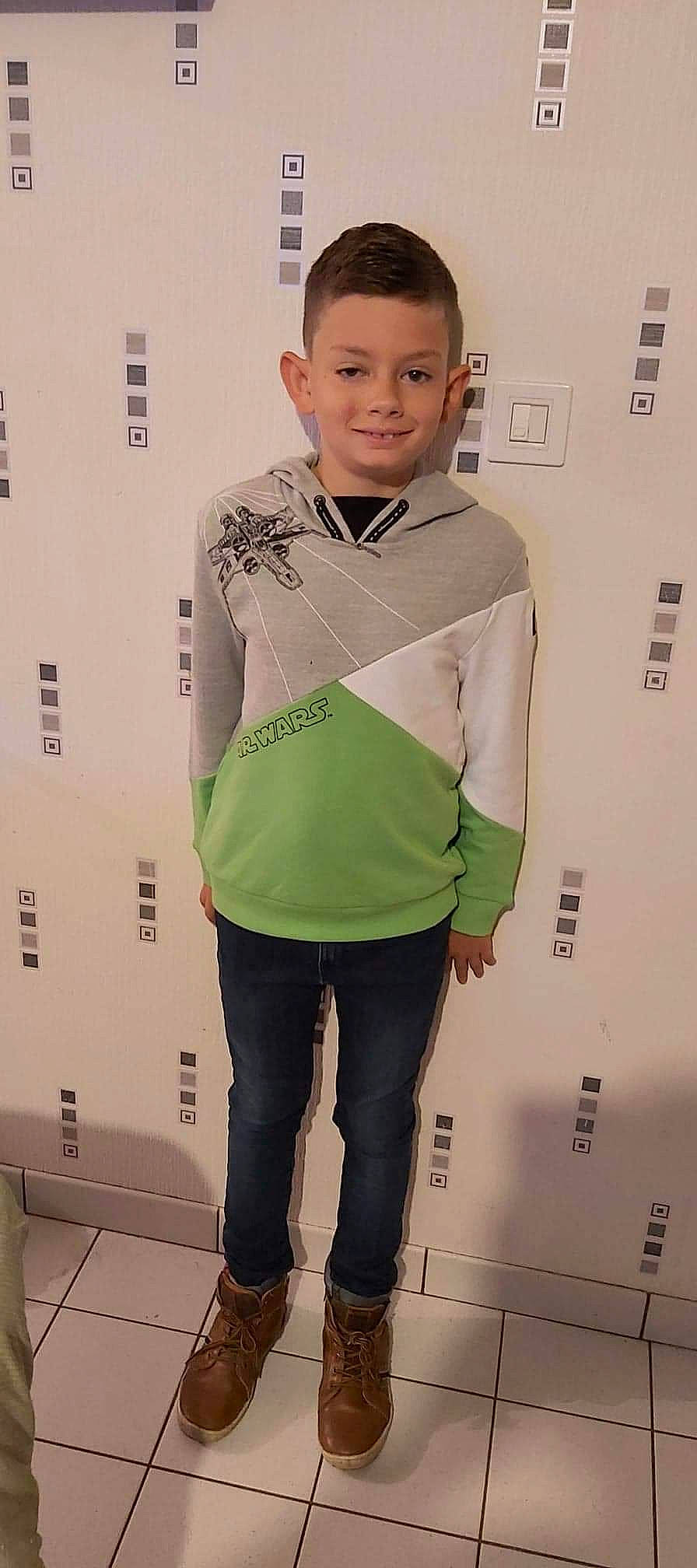 Mathis participe au concours pour gagner de l'argent avec cette photo : belt, blazer, button, collar, event, fashion_design, flooring, formal_wear, hairstyle, jewellery, joy, knee, neck, pattern, person, shoulder, sleeve, smile, street_fashion, t_shirt