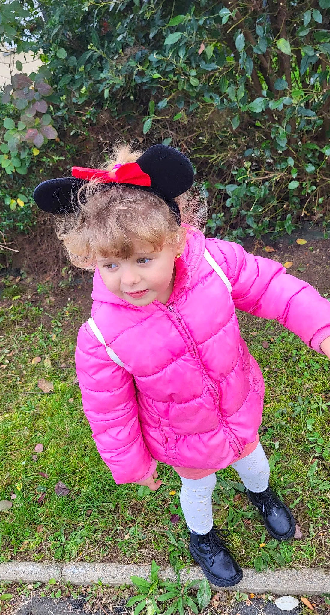 Louane participe au concours pour gagner de l'argent avec cette photo : baby, baby_toddler_clothing, baseball_cap, boot, cap, child, fashion_accessory, fun, grass, green, happy, joy, magenta, people_in_nature, person, pink, plant, recreation, sleeve, toddler