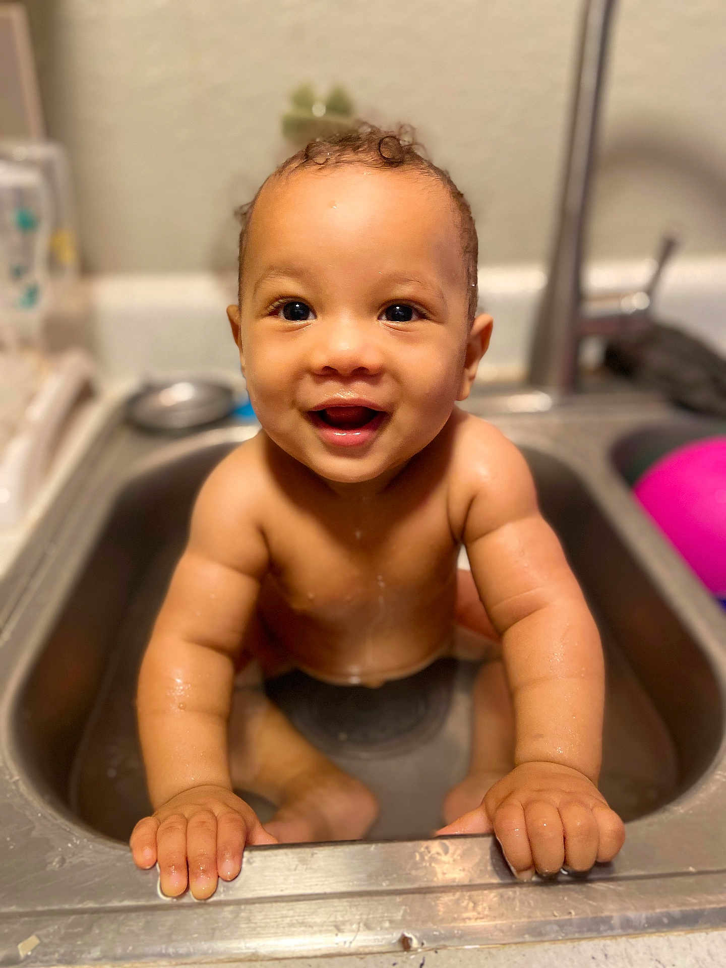 Salux is registered to the contest to win money with this photo: baby, child, sink, water, smile, happy, kitchen, cute, infant, wet, hands, face, toddler, bath, domestic, countertop, faucet, skin, person, indoor