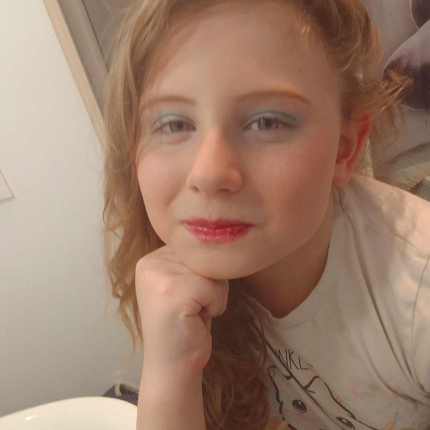 Lyna participe au concours pour gagner de l'argent avec cette photo : blonde, bodypart, child, cosmetics, face, female, finger, girl, hair, hand, happy, head, lipstick, mouth, neck, person, photography, portrait, smile, wrist