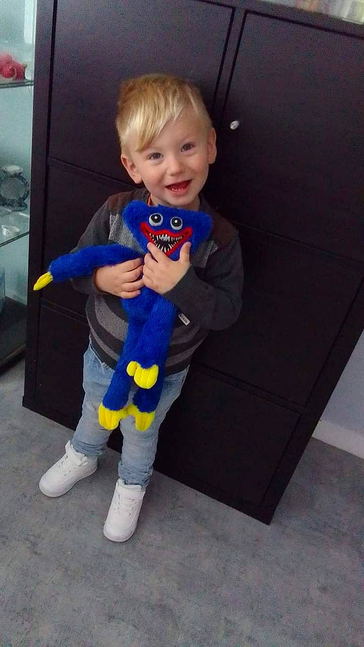 Lyvio a rejoint le concours — aidez-le/la à gagner de superbes lots ! baby, baby_toddler_clothing, boot, child, electric_blue, face, floor, flooring, fun, human_leg, joy, leg, person, play, sitting, sleeve, smile, sock, sweatpant, t_shirt