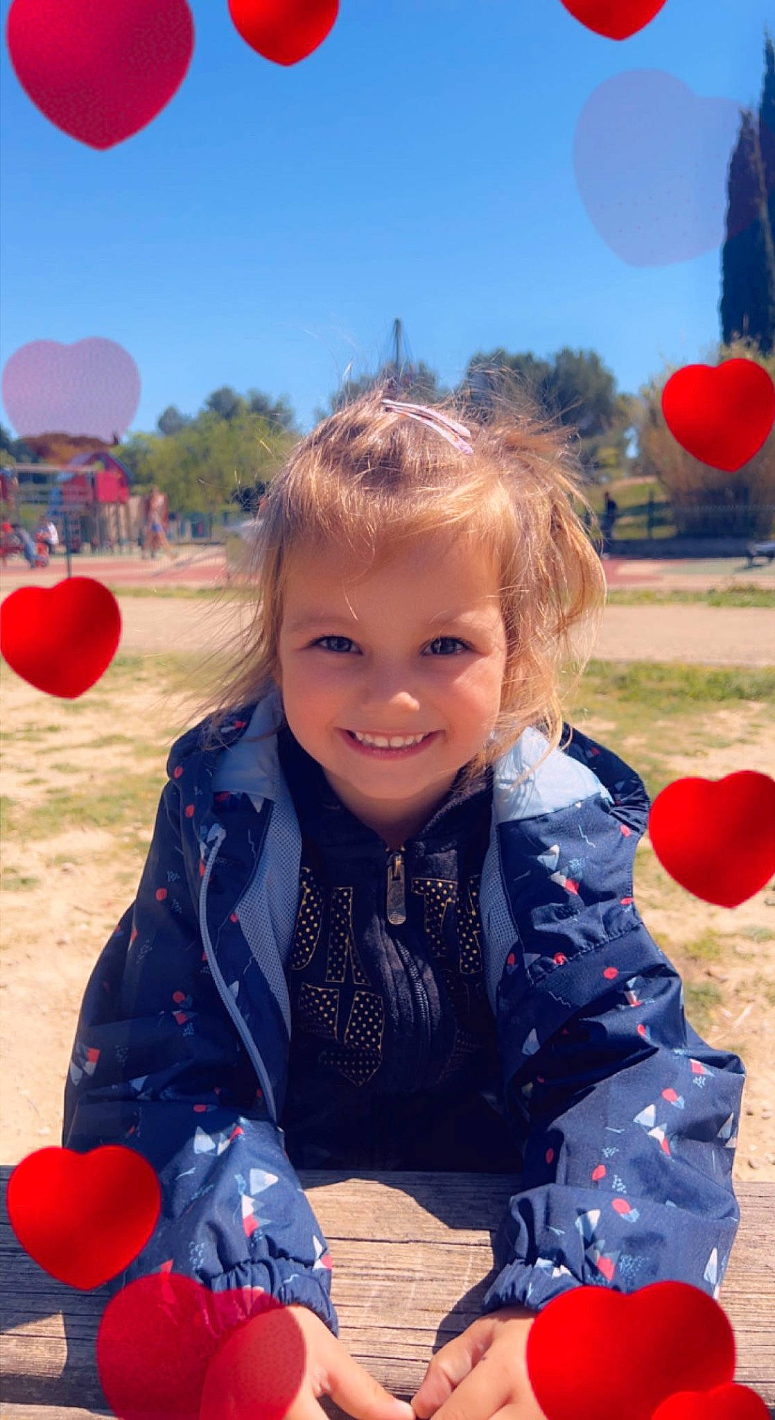 Lia participe au concours pour gagner de l'argent avec cette photo : balloon, facial_expression, fun, gesture, happy, joy, leisure, light, organ, people_in_nature, person, photograph, pink, red, sky, smile, summer, sunlight, toddler, travel