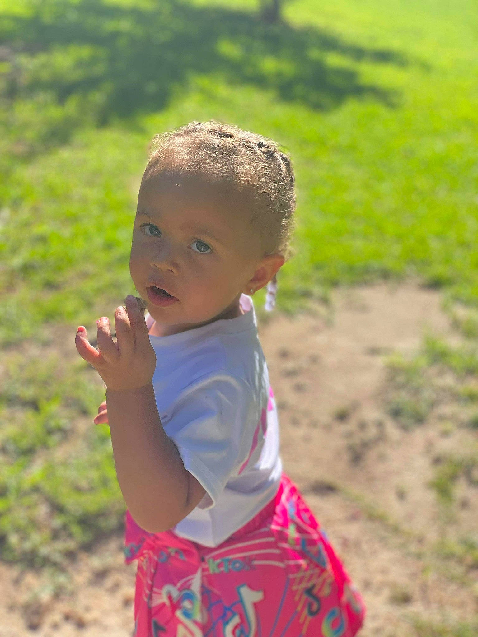 Nalani is registered to the contest to win money with this photo: baby, baby_toddler_clothing, child, eye, fun, grass, grassland, happy, leisure, people_in_nature, person, plant, play, recreation, sitting, soil, summer, toddler, tree, vacation