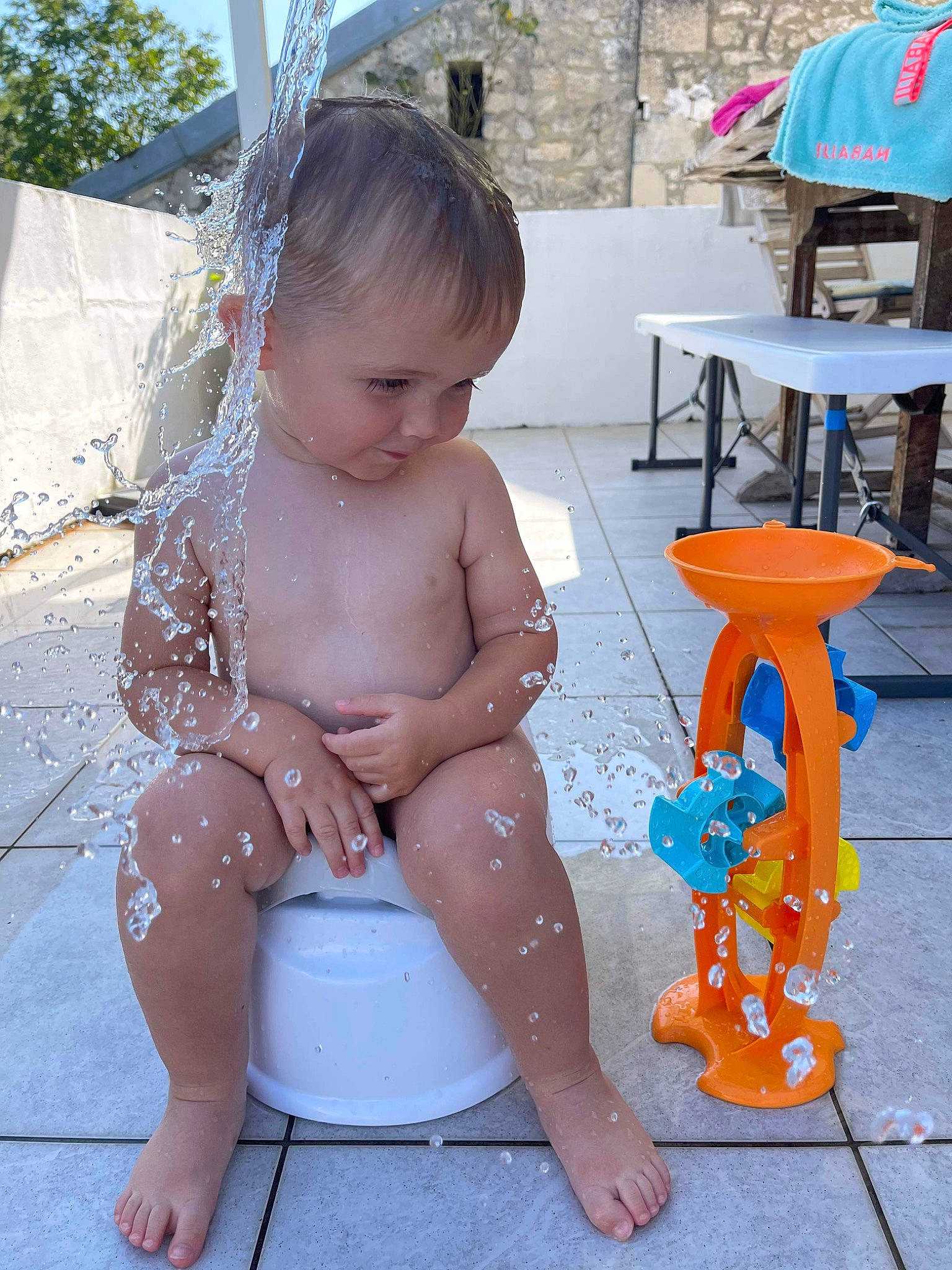 Lyam participe au concours pour gagner de l'argent avec cette photo : baby, child, foot, fun, grass, human, human_body, human_leg, human_settlement, leisure, mammal, people, person, pink, product, public_space, sitting, skin, summer, thigh
