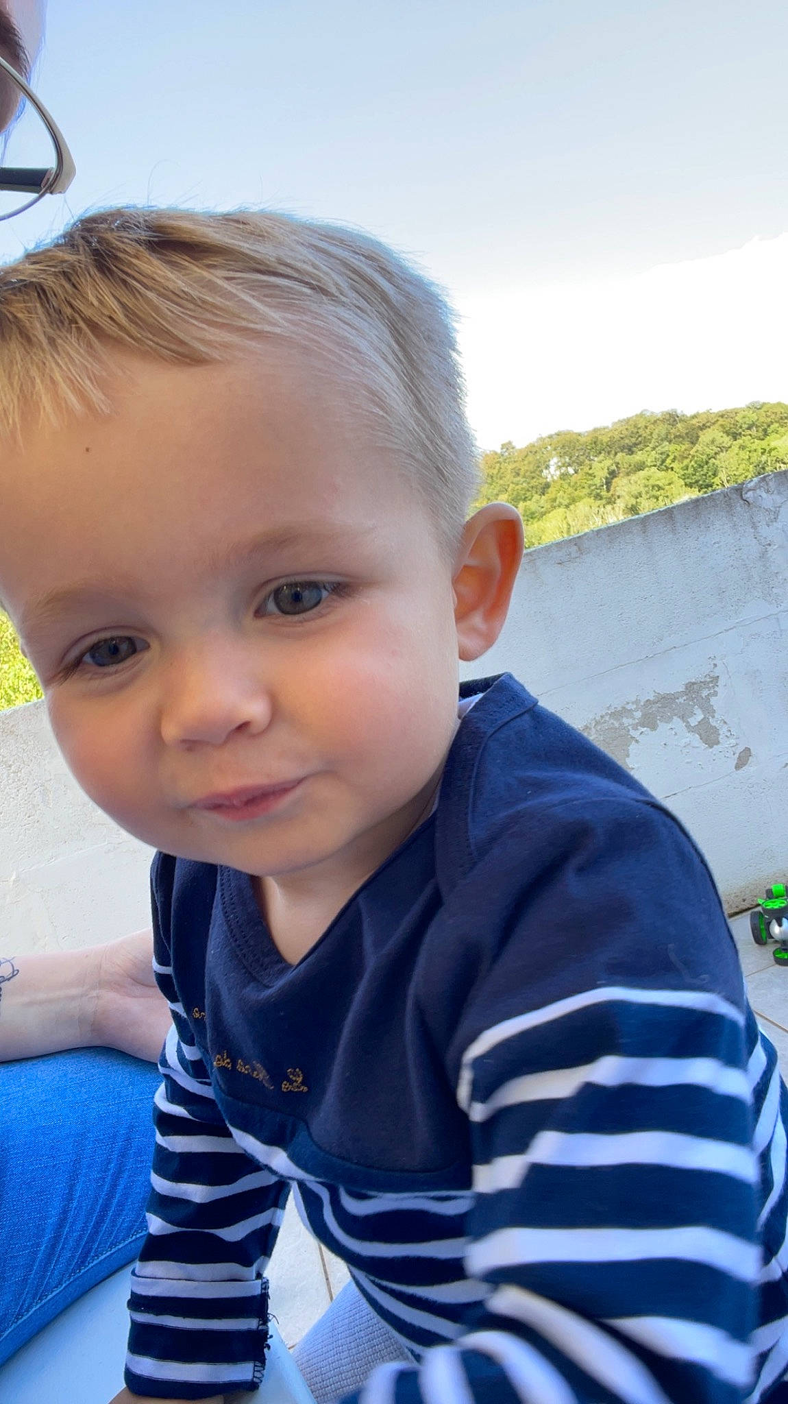 Lyam a rejoint le concours — aidez-le/la à gagner de superbes lots ! baby_toddler_clothing, cheek, cool, electric_blue, eyebrow, eyelash, forehead, grass, happy, iris, leisure, nose, person, plant, shoulder, skin, sky, smile, t_shirt, toddler