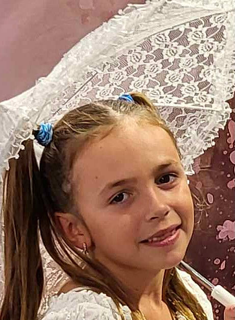 Margaux a rejoint le concours — aidez-le/la à gagner de superbes lots ! beauty, bridal_accessory, chin, eyebrow, eyelash, fashion, fun, hair, hairstyle, happy, head, headgear, headpiece, human, iris, joy, long_hair, organ, people, person