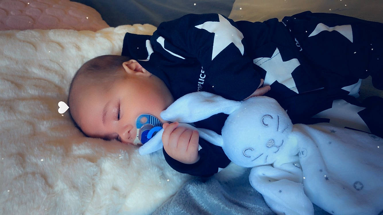 Liam a rejoint le concours — aidez-le/la à gagner de superbes lots ! azure, baby, baby_sleeping, baby_toddler_clothing, bedtime, cheek, child, comfort, eye, face, facial_expression, hand, happy, head, human_body, linens, person, product, skin, textile