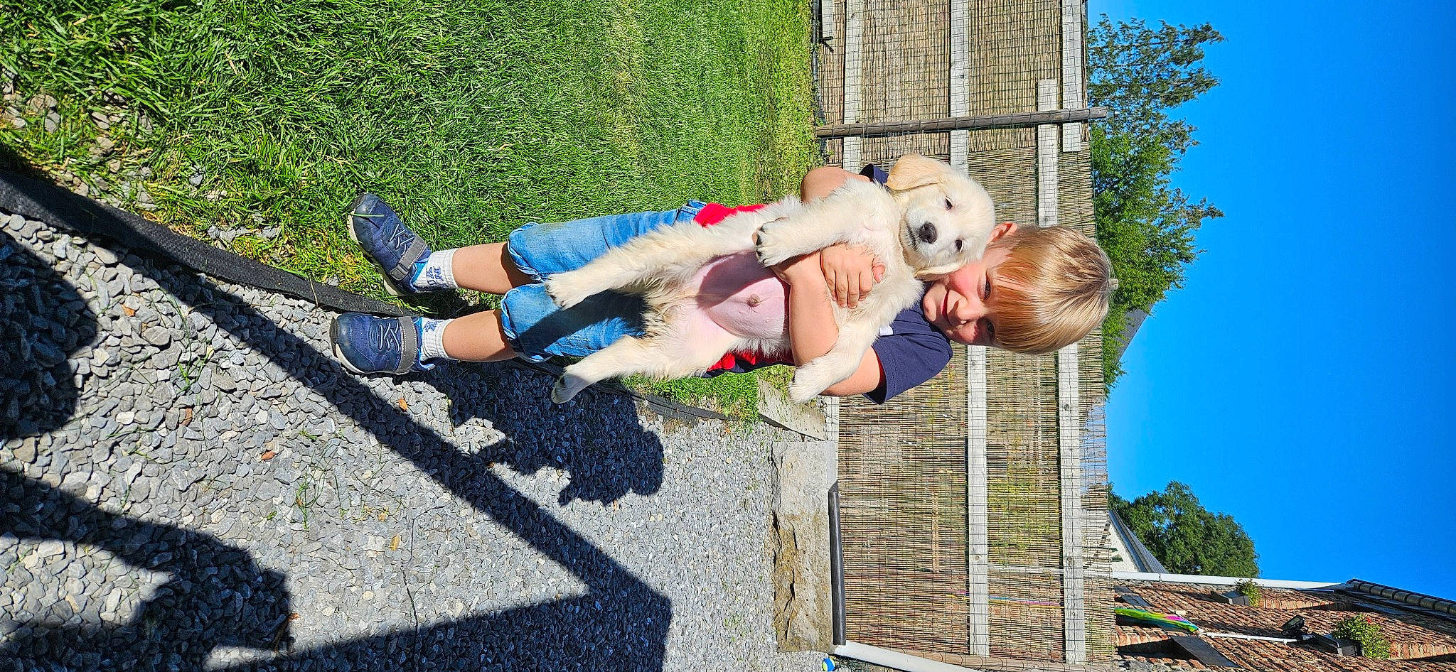 Baloo a rejoint le concours — aidez-le/la à gagner de superbes lots ! blue, child, fun, grass, happy, house, human_leg, knee, leg, leisure, people_in_nature, plant, recreation, sky, smile, thigh, toddler, tree, vacation