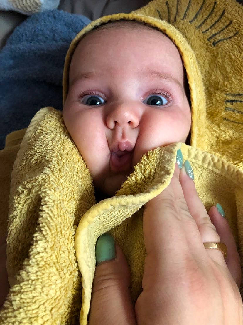 Lyha a rejoint le concours — aidez-le/la à gagner de superbes lots ! baby, cheek, comfort, eye, eyebrow, eyelash, finger, gesture, hand, happy, hat, iris, lip, mouth, nail, nose, person, skin, thumb, toddler