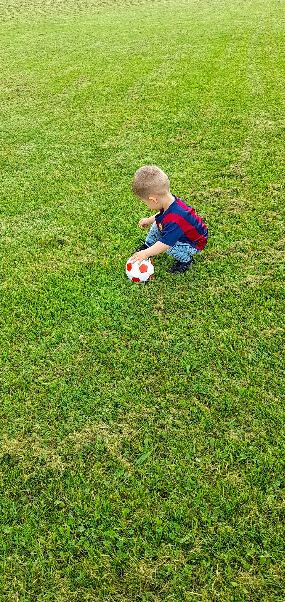 Ylhan a rejoint le concours — aidez-le/la à gagner de superbes lots ! baby, ball, ball_game, child, flooring, football, fun, grass, grassland, groundcover, lawn, leisure, people_in_nature, person, plant, playing_sports, recreation, soccer, soccer_ball, sports_equipment