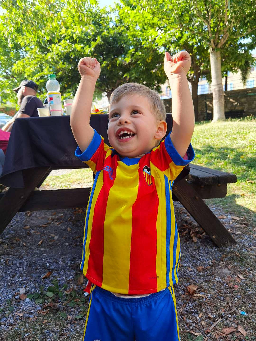 Ylhan participe au concours pour gagner de l'argent avec cette photo : baby, child, event, fictional_character, fun, garden, gesture, grass, happy, leisure, people, people_in_nature, person, plant, recreation, smile, summer, t_shirt, thumb, toddler