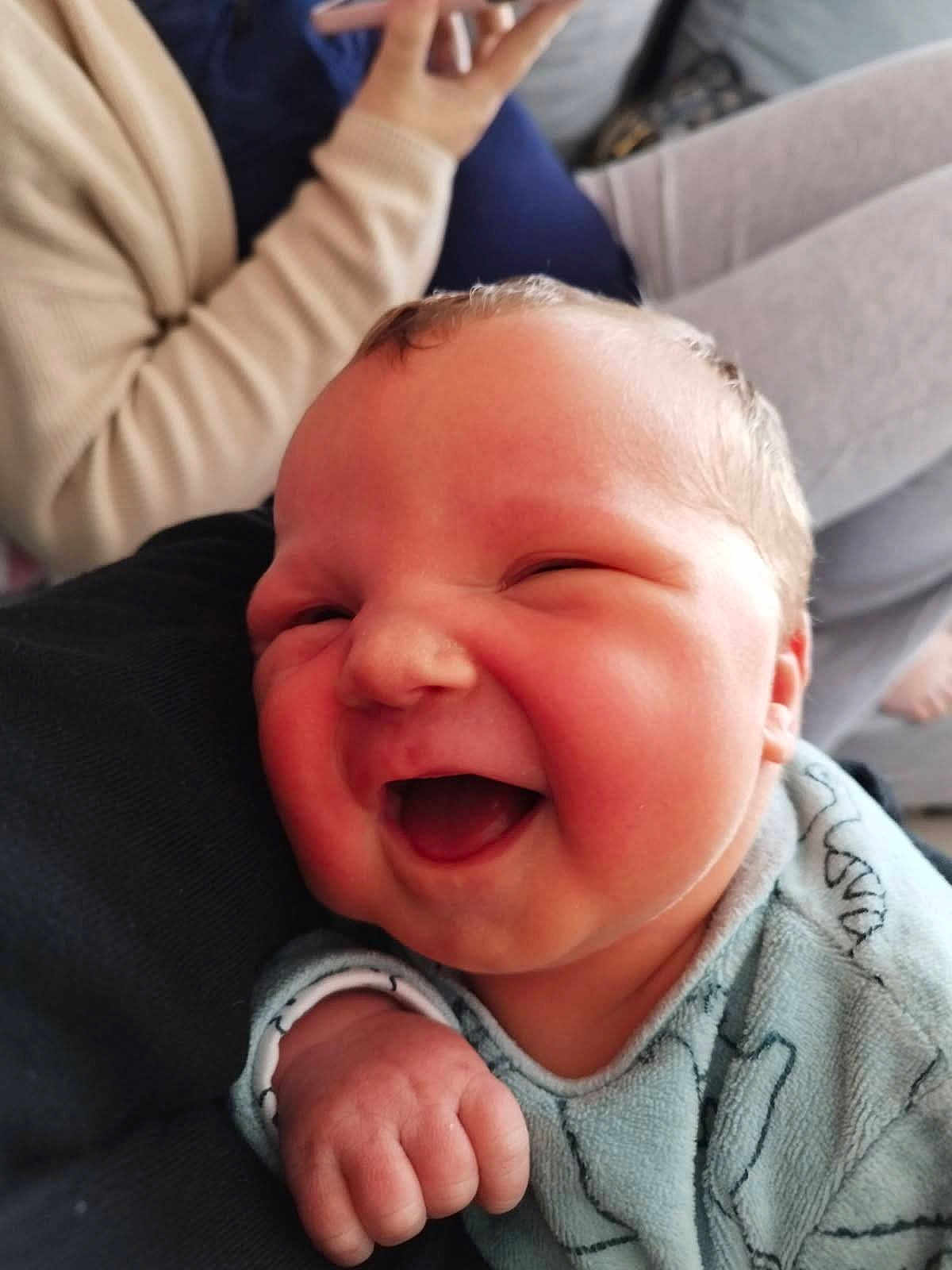 Nolan participe au concours pour gagner de l'argent avec cette photo : baby, smiling, infant, face, hand, clothing, person, happy, newborn, closeup, skin, cute, portrait, young_child, sleeve, warm, comfort, joy, expression, indoor