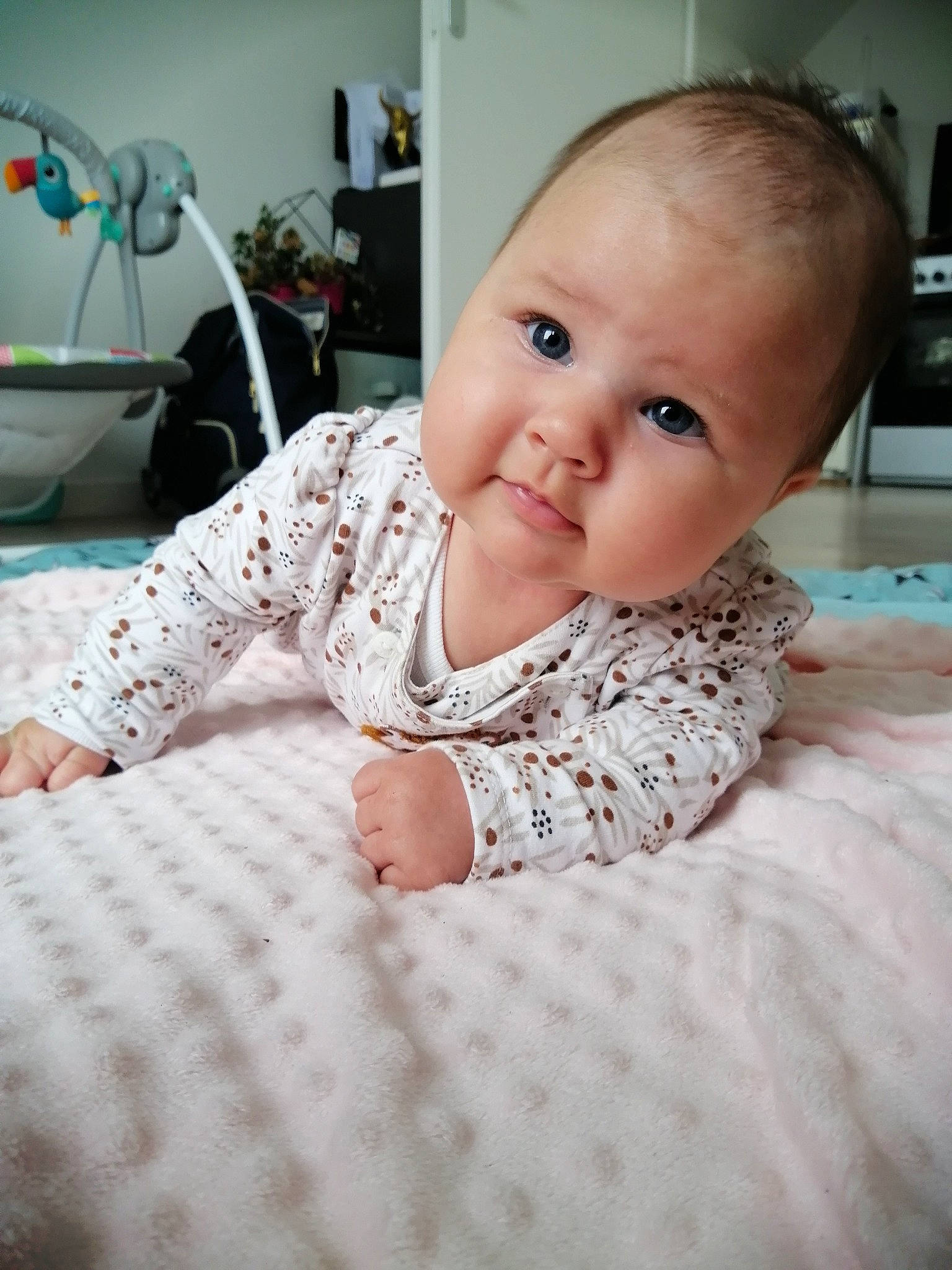 Mila a rejoint le concours — aidez-le/la à gagner de superbes lots ! baby, cheek, child, eye, face, head, iris, lip, mouth, nose, person, sitting, skin, smile, toddler