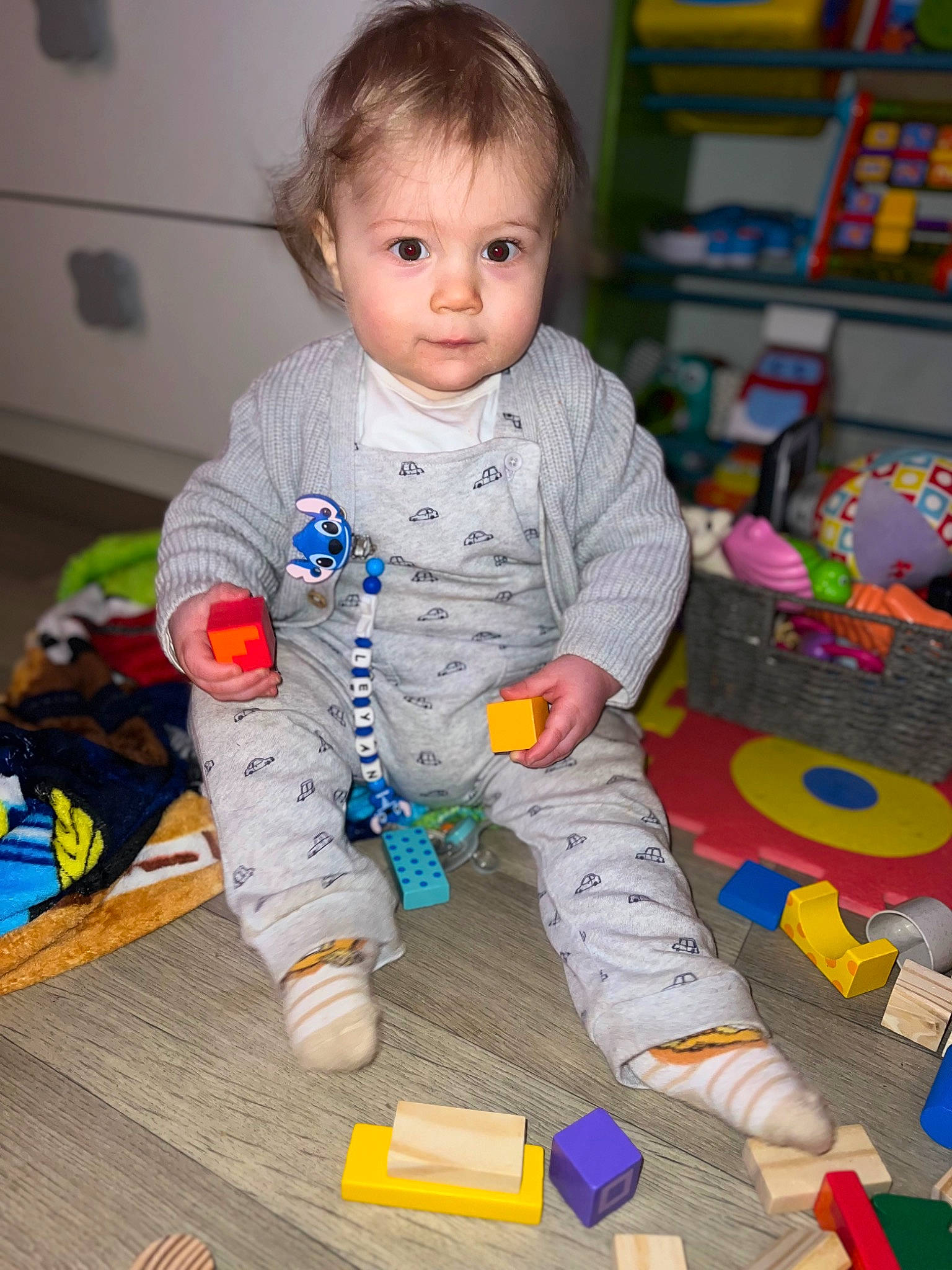 Leyan participe au concours pour gagner de l'argent avec cette photo : baby, baby_toddler_clothing, baby_toys, bookcase, child, flooring, fun, nightwear, pattern, person, play, room, shelf, sitting, sleeve, toddler