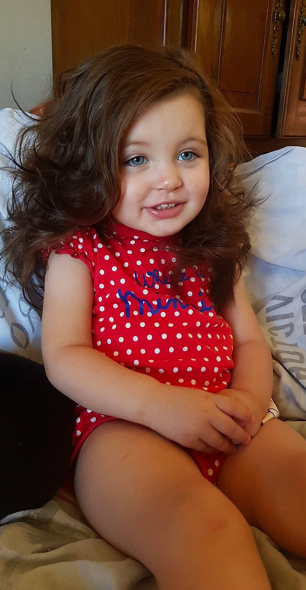 Alyna participe au concours pour gagner de l'argent avec cette photo : brown_hair, child, child_model, design, joy, leg, long_hair, pattern, person, polka_dot, sitting, smile, thigh, toddler