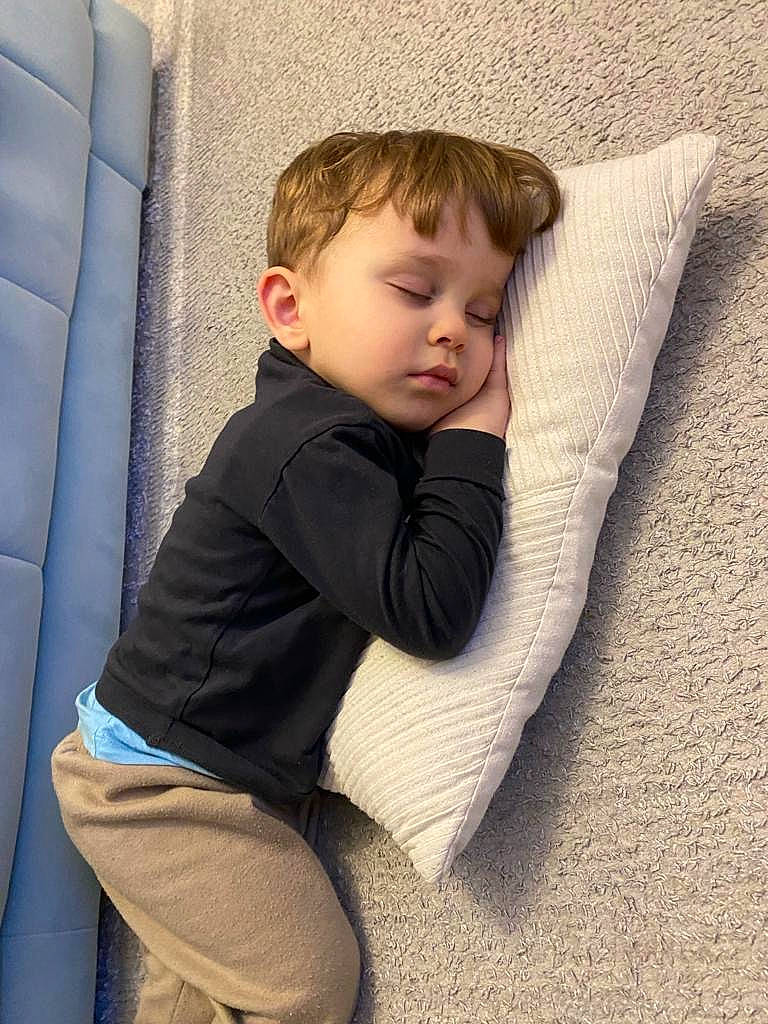 Ars participe au concours pour gagner de l'argent avec cette photo : baby, baby_toddler_clothing, beauty, child, comfort, couch, elbow, flooring, head, human_body, linens, mammal, pattern, person, product, sitting, sleeve, t_shirt, textile, toddler