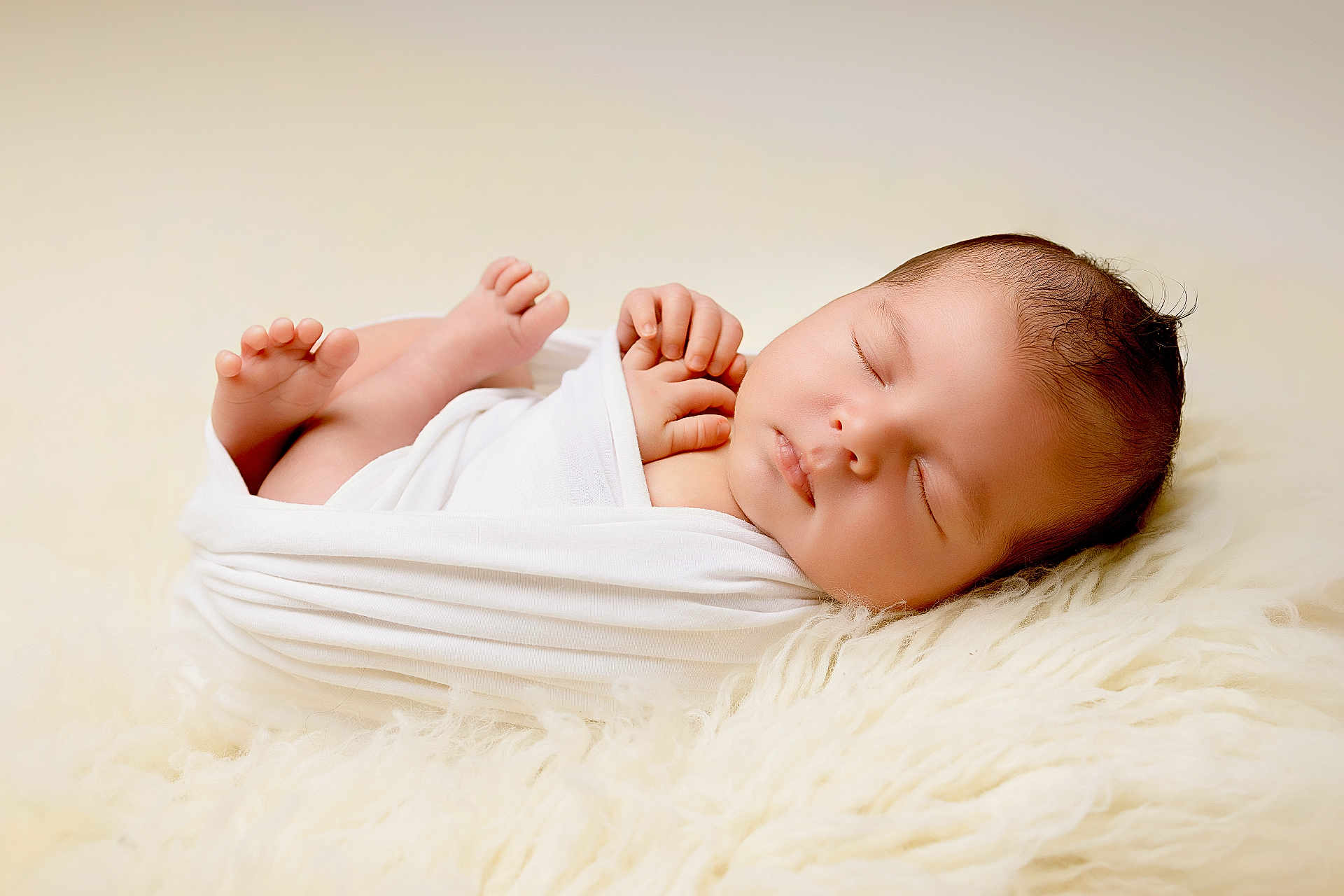 Clint participe au concours pour gagner de l'argent avec cette photo : baby, newborn, sleeping, wrapped, white_cloth, fluffy, soft, peaceful, infant, skin, face, hand, foot, closeup, portrait, resting, cute, adorable, child, lying_down