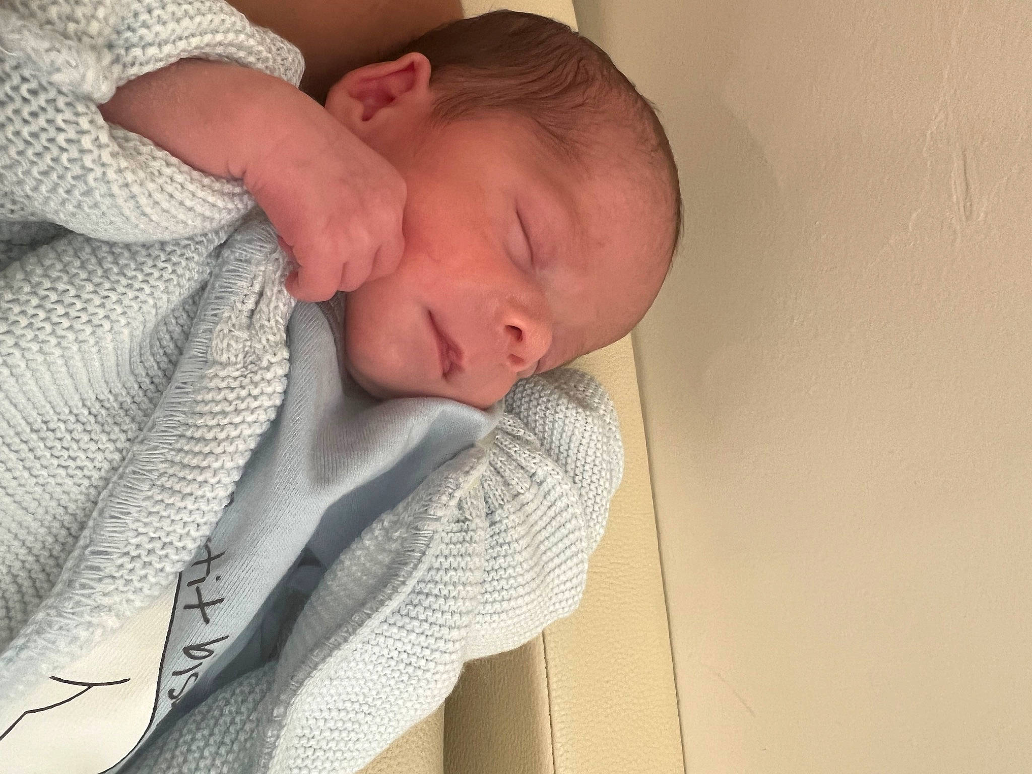 Ayden participe au concours pour gagner de l'argent avec cette photo : baby, baby_products, baby_sleeping, baby_toddler_clothing, bedtime, child, childbirth, comfort, linens, nap, person, skin, sleep, toddler