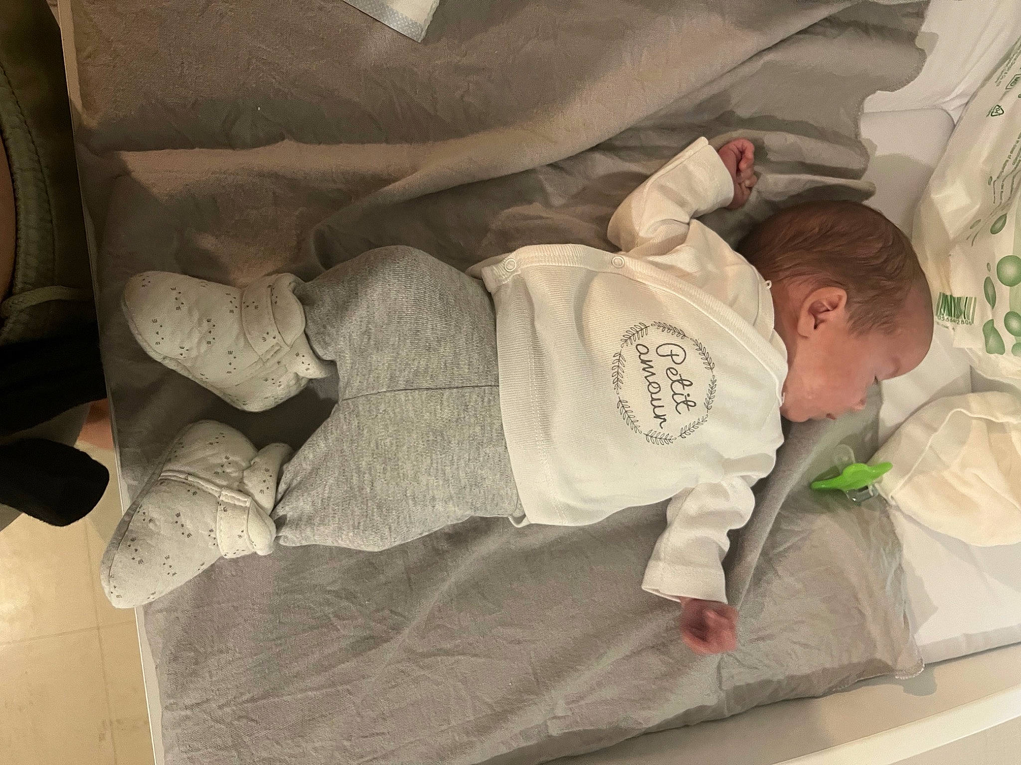 Ayden a rejoint le concours — aidez-le/la à gagner de superbes lots ! baby, baby_products, baby_toddler_clothing, bedding, child, comfort, family_car, linens, mammal, nap, person, room, sleep, sleeve, toddler, wood