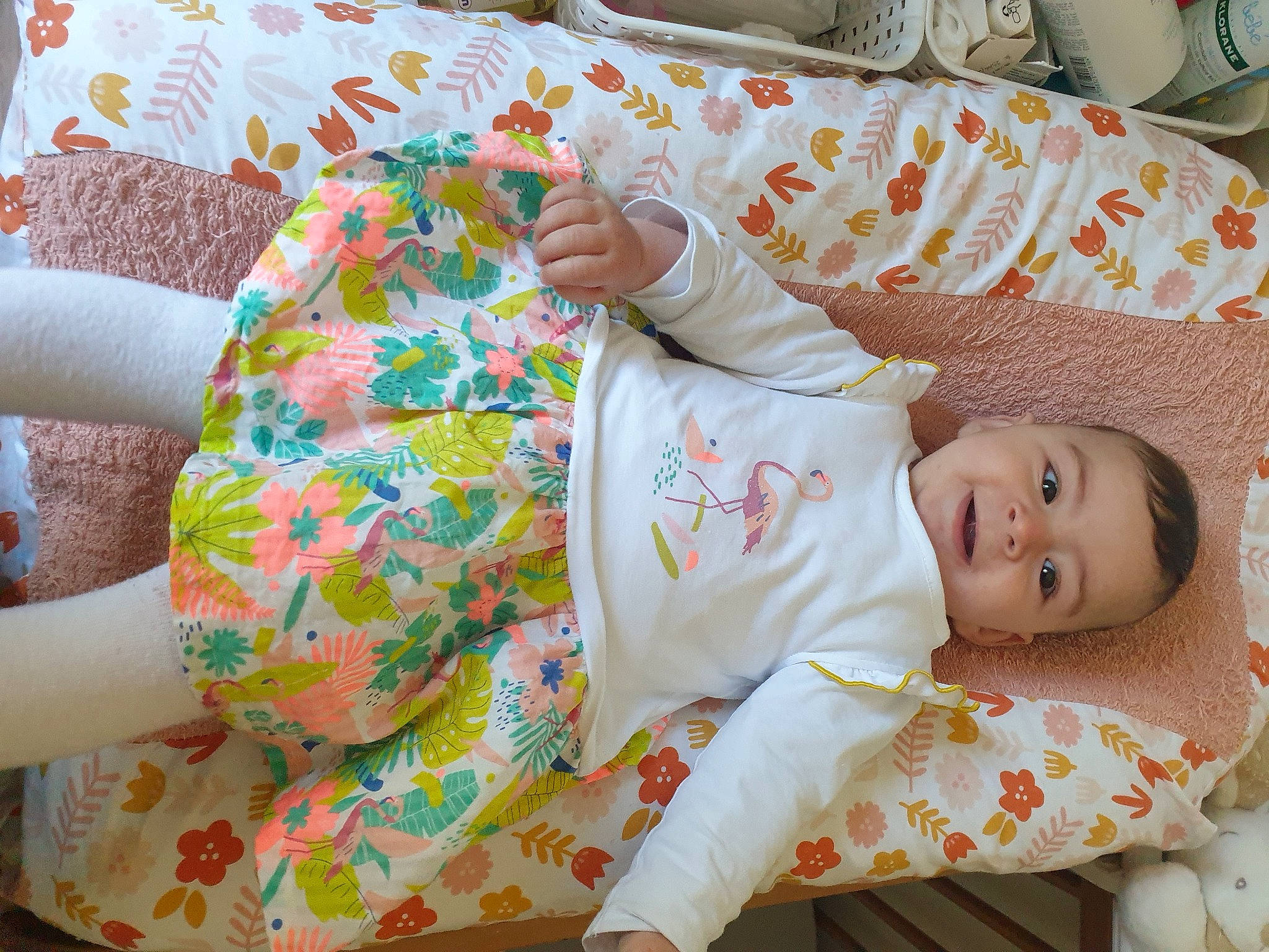 Talya a rejoint le concours — aidez-le/la à gagner de superbes lots ! baby, baby_toddler_clothing, bed_sheet, bedding, bedtime, child, comfort, couch, happy, head, linens, nightwear, pattern, person, room, sitting, skin, sleeve, smile, textile