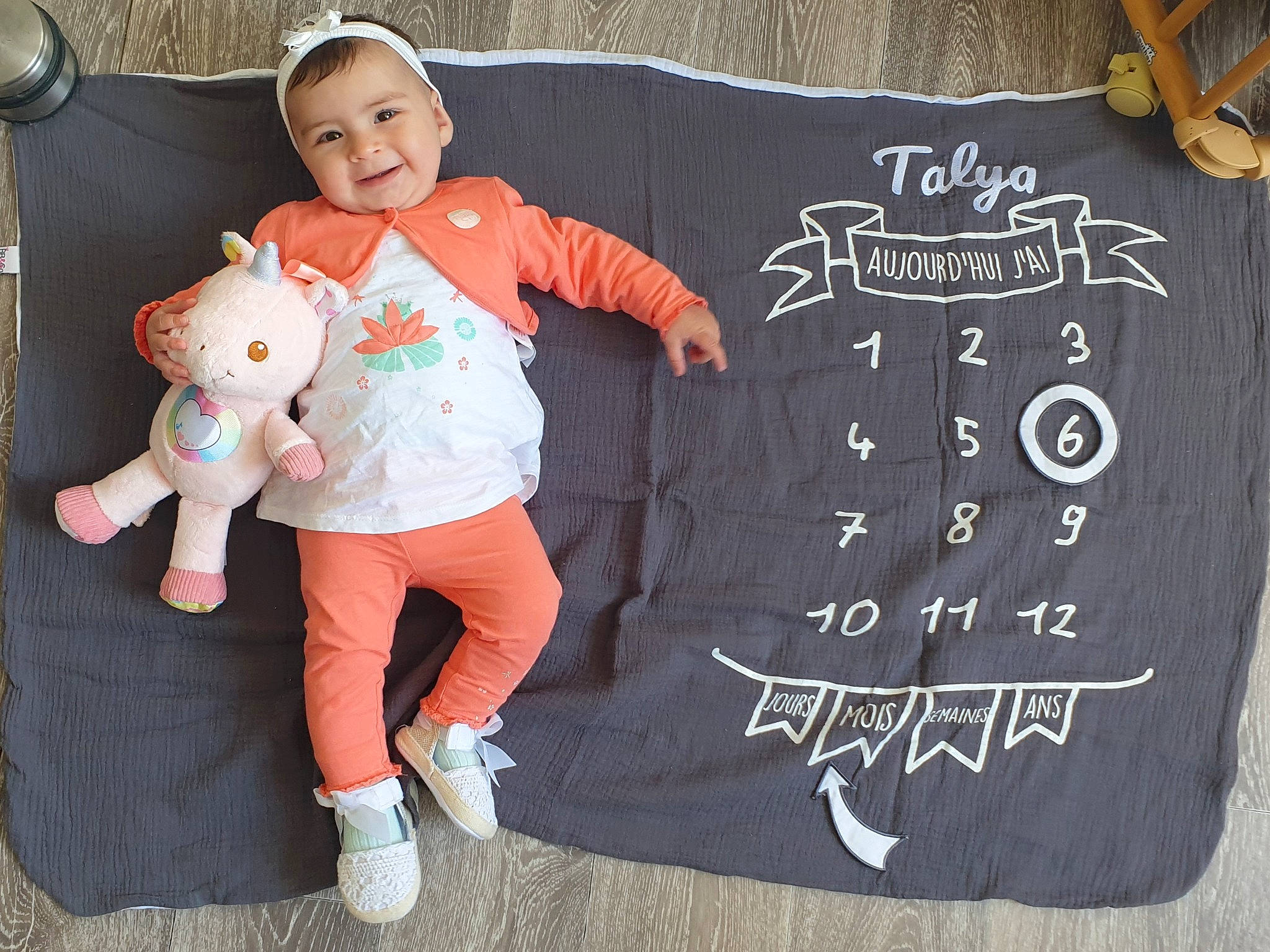 Talya a rejoint le concours — aidez-le/la à gagner de superbes lots ! baby, baby_toddler_clothing, blackboard, chalk, child, event, font, handwriting, happy, joy, lap, pattern, person, pink, sitting, slate, sleeve, smile, sock, stuffed_toy