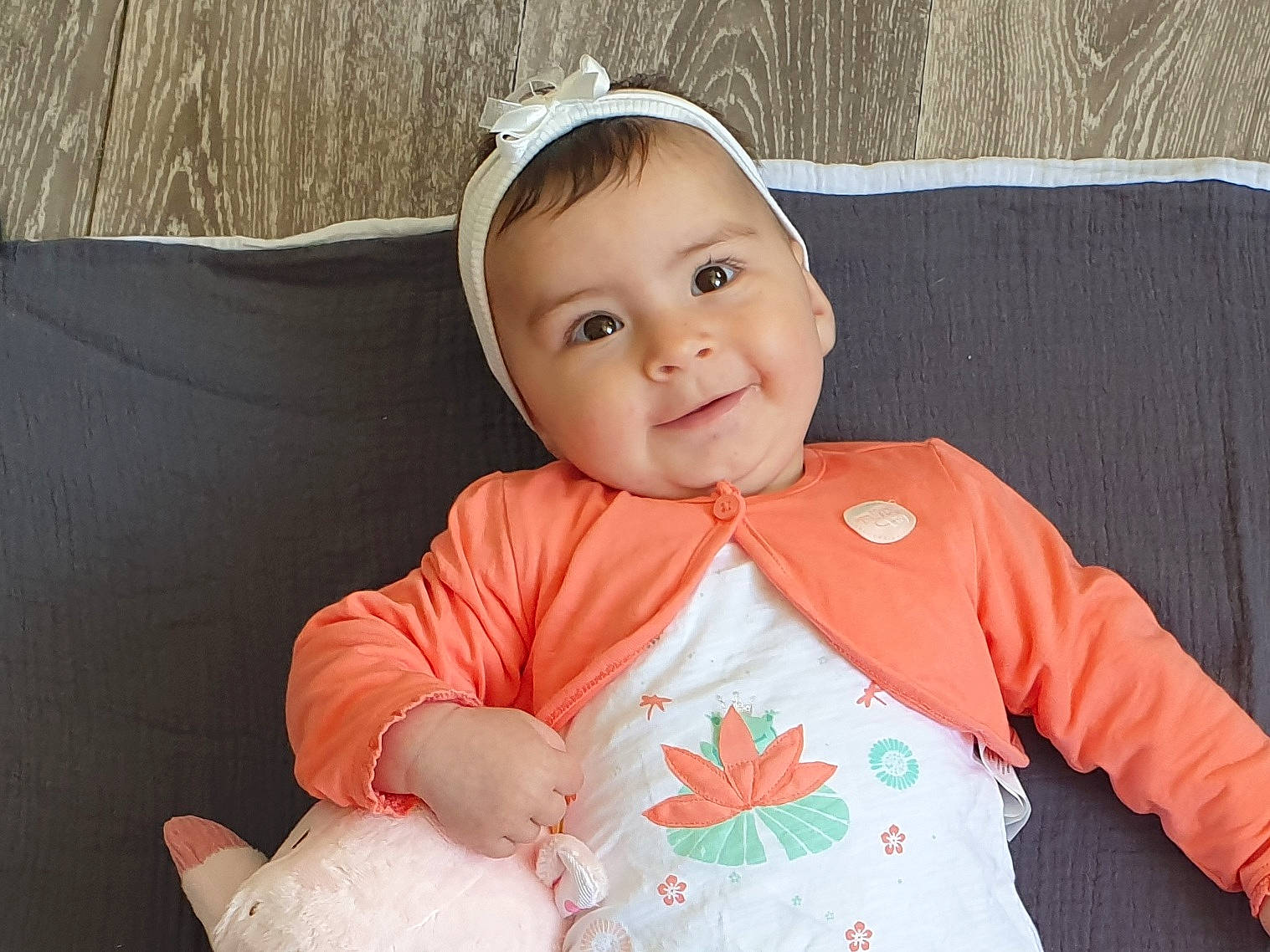 Talya participe au concours pour gagner de l'argent avec cette photo : arm, baby, baby_toddler_clothing, cheek, chin, eye, face, hair, hand, happy, head, iris, joy, lip, person, pink, product, skin, sleeve, smile