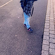 Ansry participe au concours pour gagner de l'argent avec cette photo : child, boy, backpack, street, sidewalk, pavement, urban, casual_clothing, sneakers, jeans, plaid_shirt, walking, outdoor, daylight, crosswalk, hydrant, person, urban_life, young, confident
