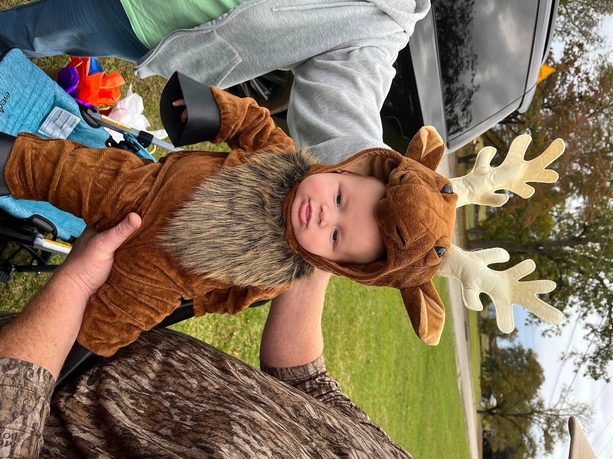 Bode is registered to the contest to win money with this photo: brown_hair, child, eyewear, fawn, fun, fur, grass, hair_coloring, happy, leisure, long_hair, people_in_nature, person, plant, sitting, tree