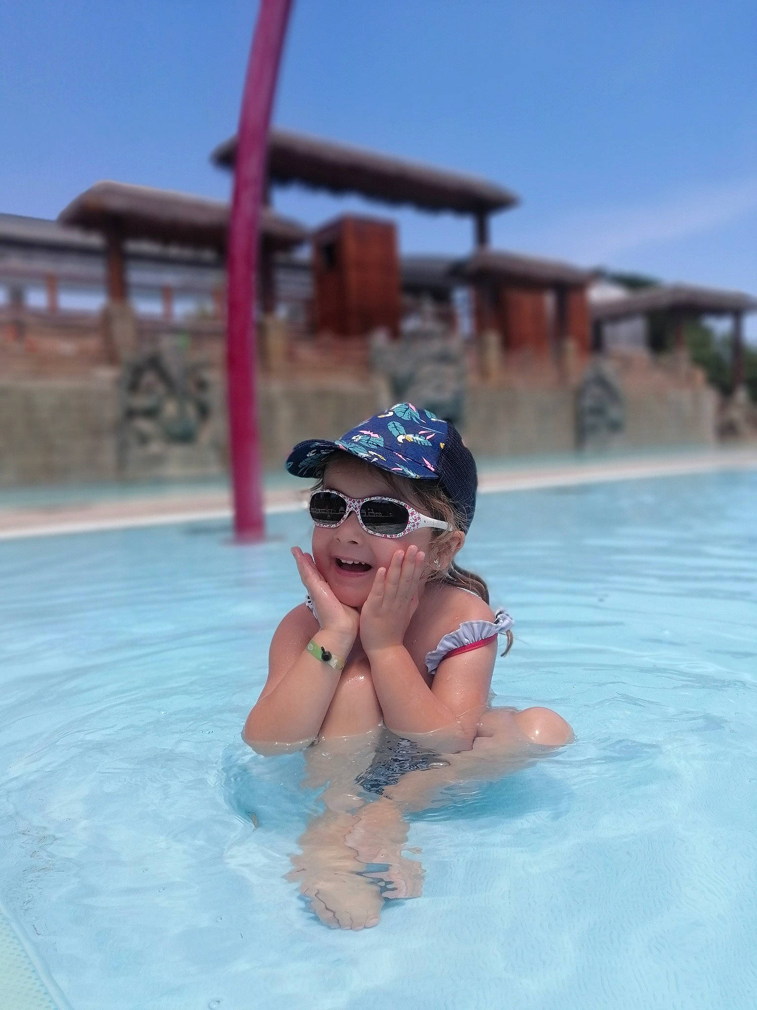 Manon participe au concours pour gagner de l'argent avec cette photo : amusement_park, bikini, child, fun, games, goggles, headgear, headwear, joy, leisure, leisure_centre, park, person, personal_protective_equipment, recreation, spring_break, summer, sunglasses, swimming_pool, swimwear