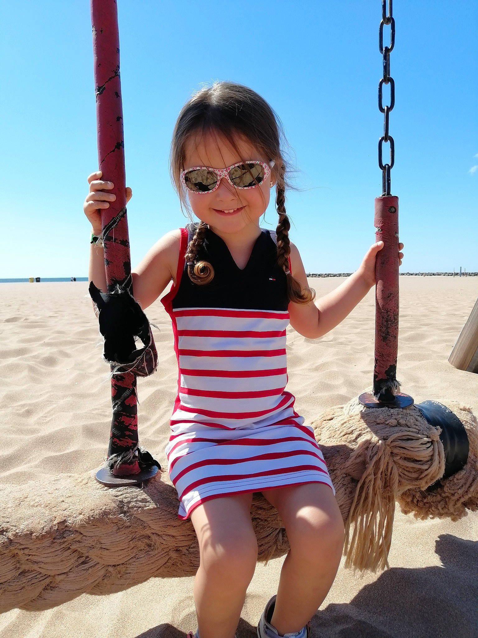 Manon a rejoint le concours — aidez-le/la à gagner de superbes lots ! child, fun, happy, joy, leg, outdoor_play_equipment, person, play, playground, smile, summer, swing, toddler, vacation