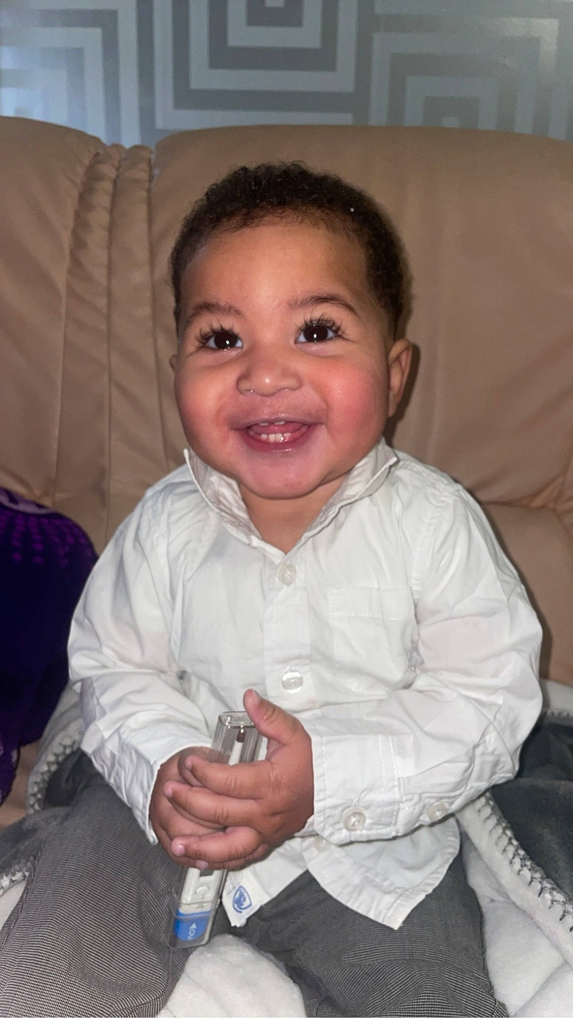 Issa a rejoint le concours — aidez-le/la à gagner de superbes lots ! baby_toddler_clothing, cheek, comfort, eye, facial_expression, finger, fun, gesture, hair, hairstyle, happy, head, iris, joy, lip, mouth, nose, person, skin, sleeve