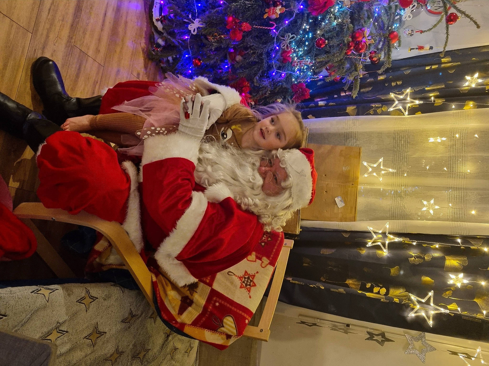 Leyna participe au concours pour gagner de l'argent avec cette photo : boot, christmas, christmas_decoration, christmas_eve, christmas_lights, christmas_ornament, christmas_tree, dress, entertainment, event, fictional_character, fun, holiday, lap, leisure, lighting, person, plant, santa_claus, tradition