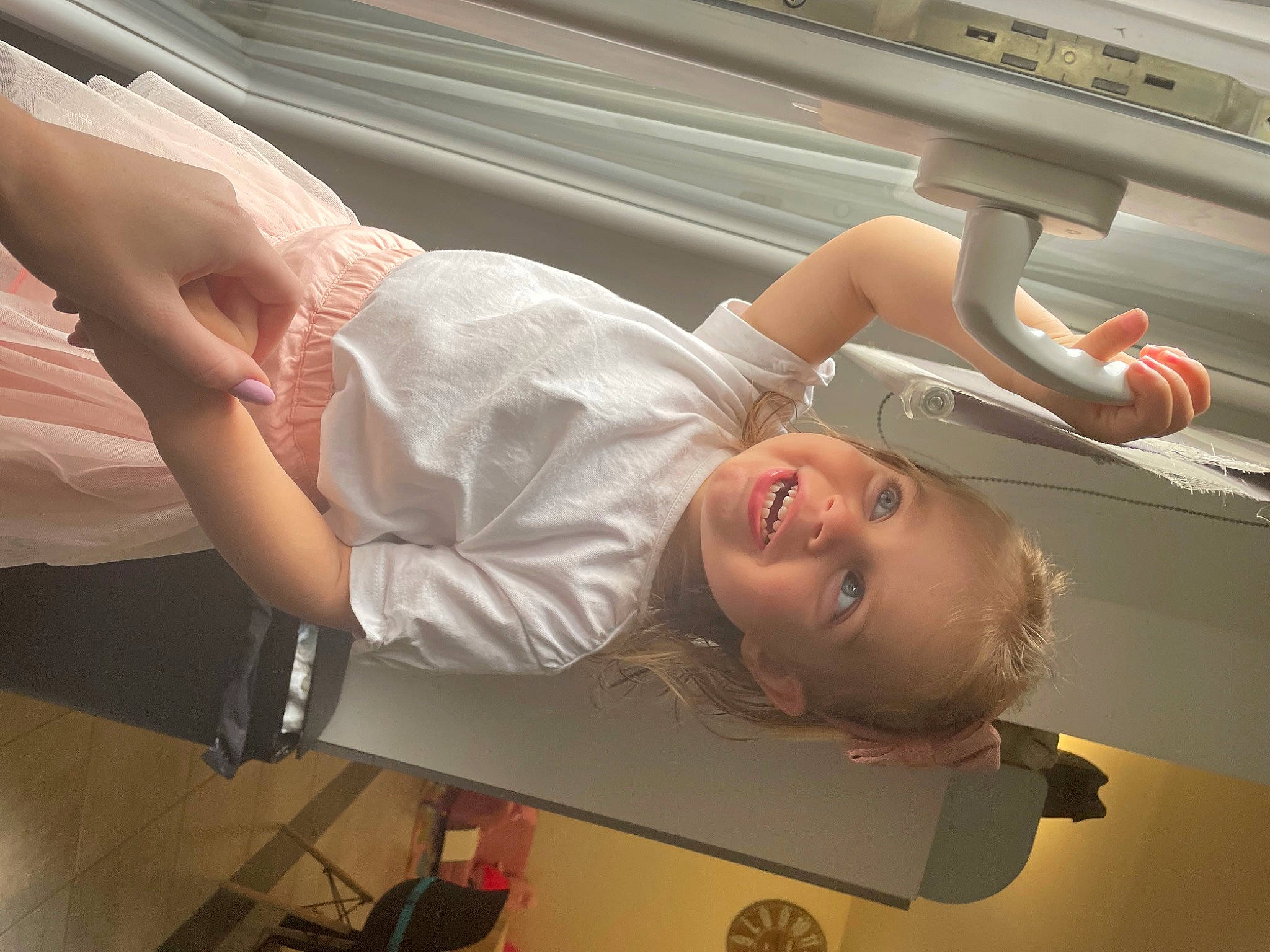 Hanna a rejoint le concours — aidez-le/la à gagner de superbes lots ! abdomen, arm, ceiling, chest, child, comfort, elbow, finger, fun, gesture, hand, happy, human_leg, joint, joy, muscle, person, room, shoulder, smile