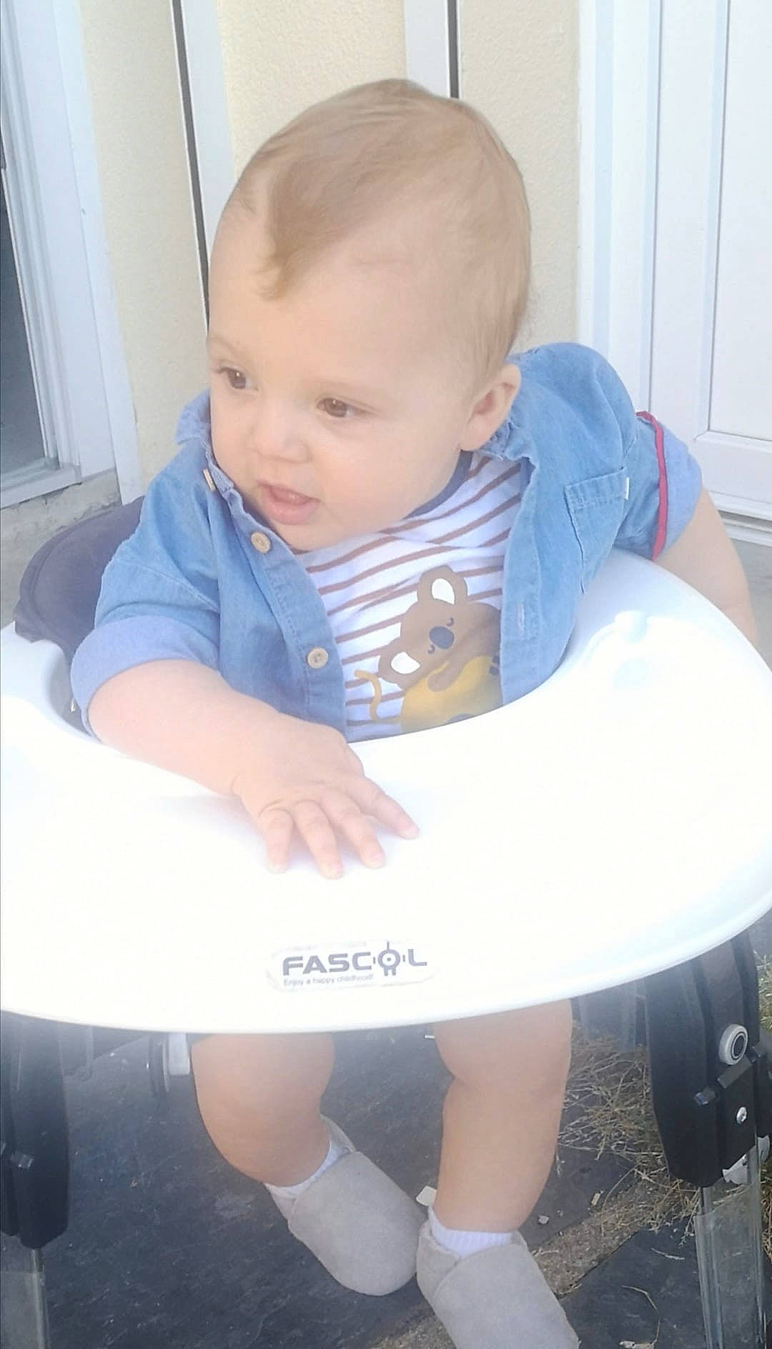 Robin a rejoint le concours — aidez-le/la à gagner de superbes lots ! baby, baby_carriage, baby_products, baby_safety, baby_toddler_clothing, bib, chair, cheek, child, comfort, electric_blue, human_leg, person, personal_protective_equipment, product, sitting, sleeve, sock, t_shirt, thigh