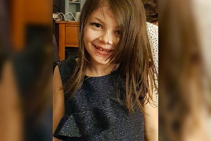 Lyna a rejoint le concours — aidez-le/la à gagner de superbes lots ! bangs, blond, brown_hair, eye, eyelash, face, flash_photography, fun, hair, happy, head, iris, joy, layered_hair, pattern, person, portrait_photography, smile, standing, t_shirt